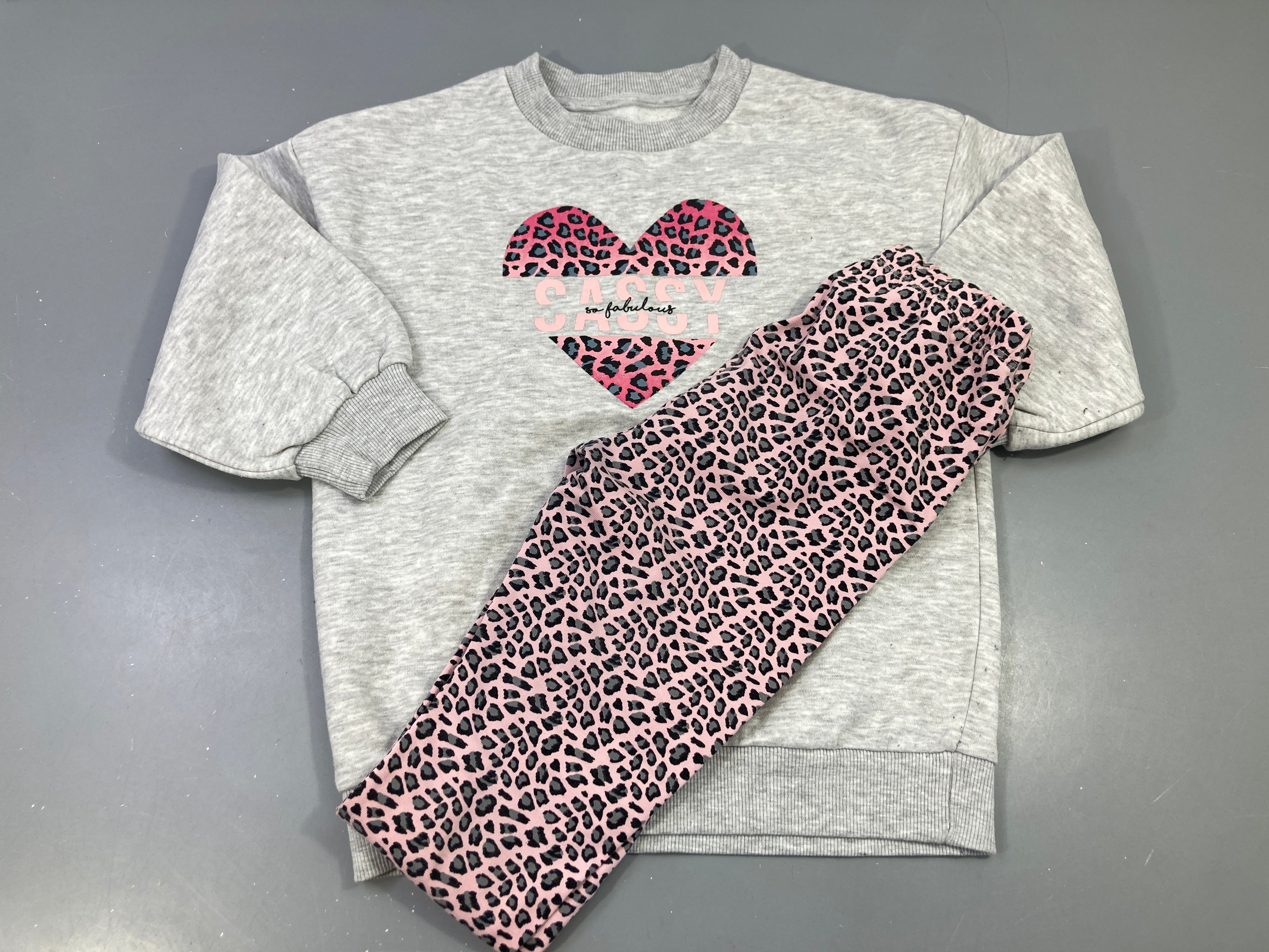 Ensemble sweat gris clair avec coeur / legging rose imprimé léopard