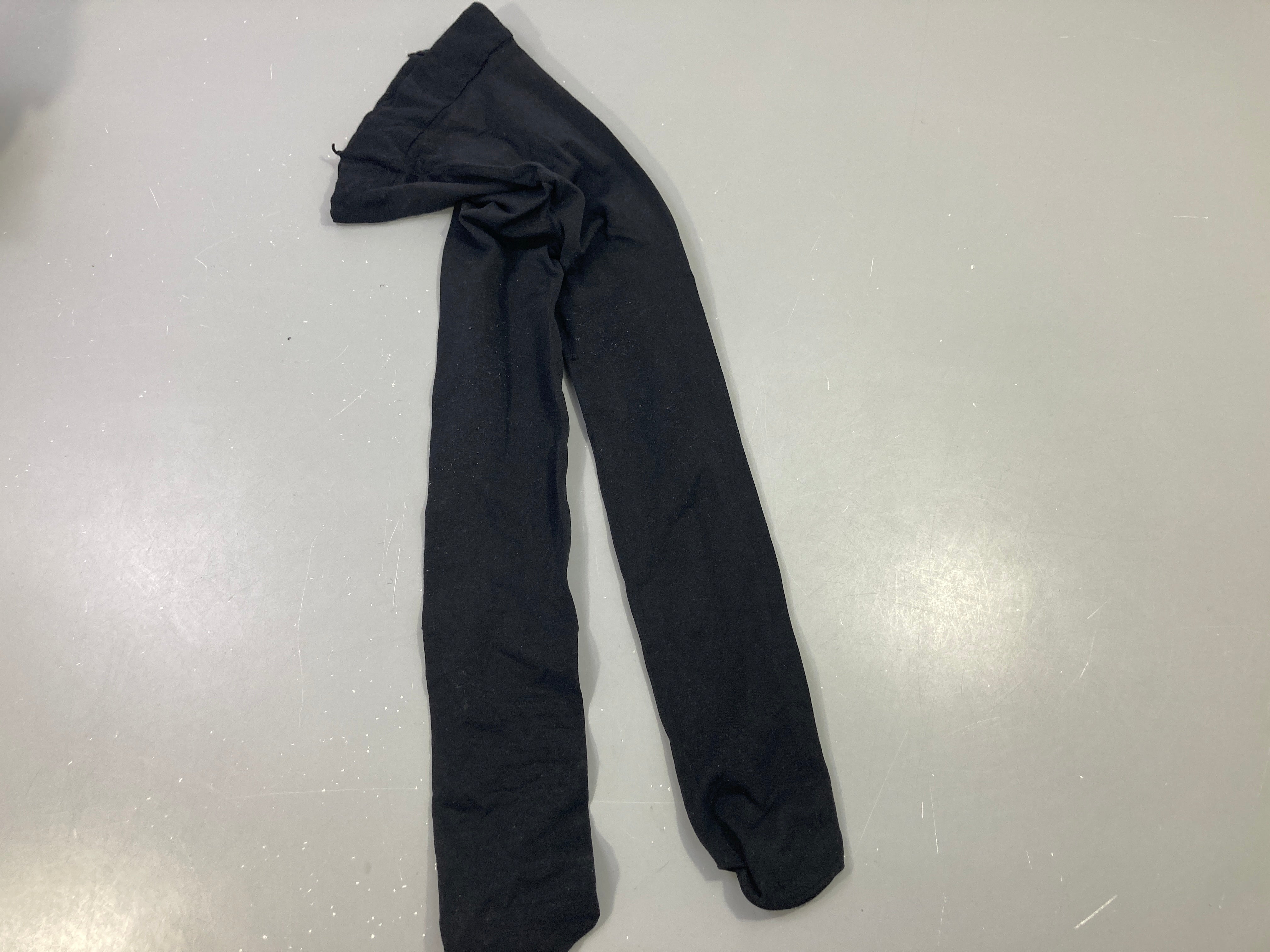 Collants noirs boulochés