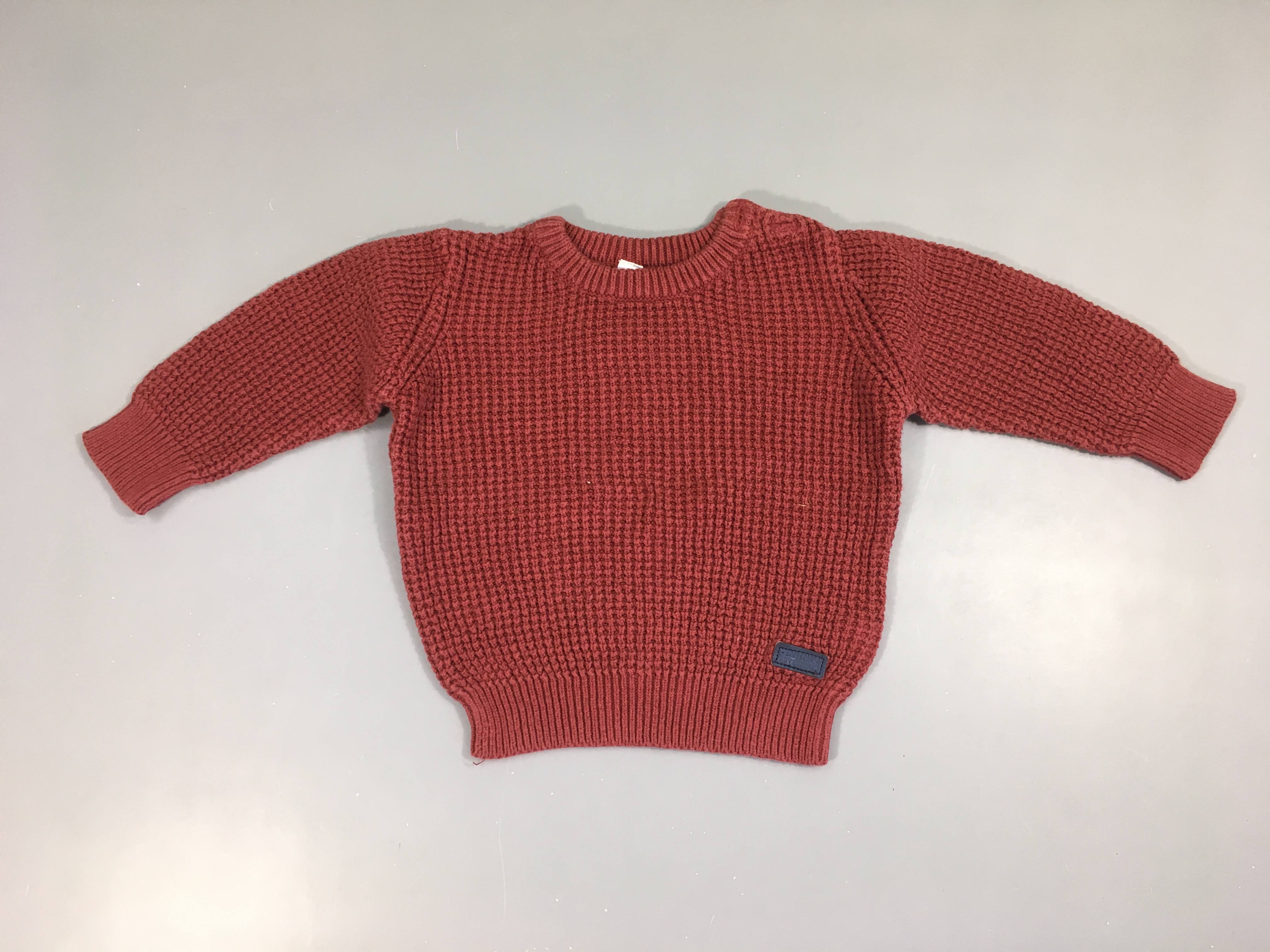 Pull texturé bordeaux clair, légèrement bouloché