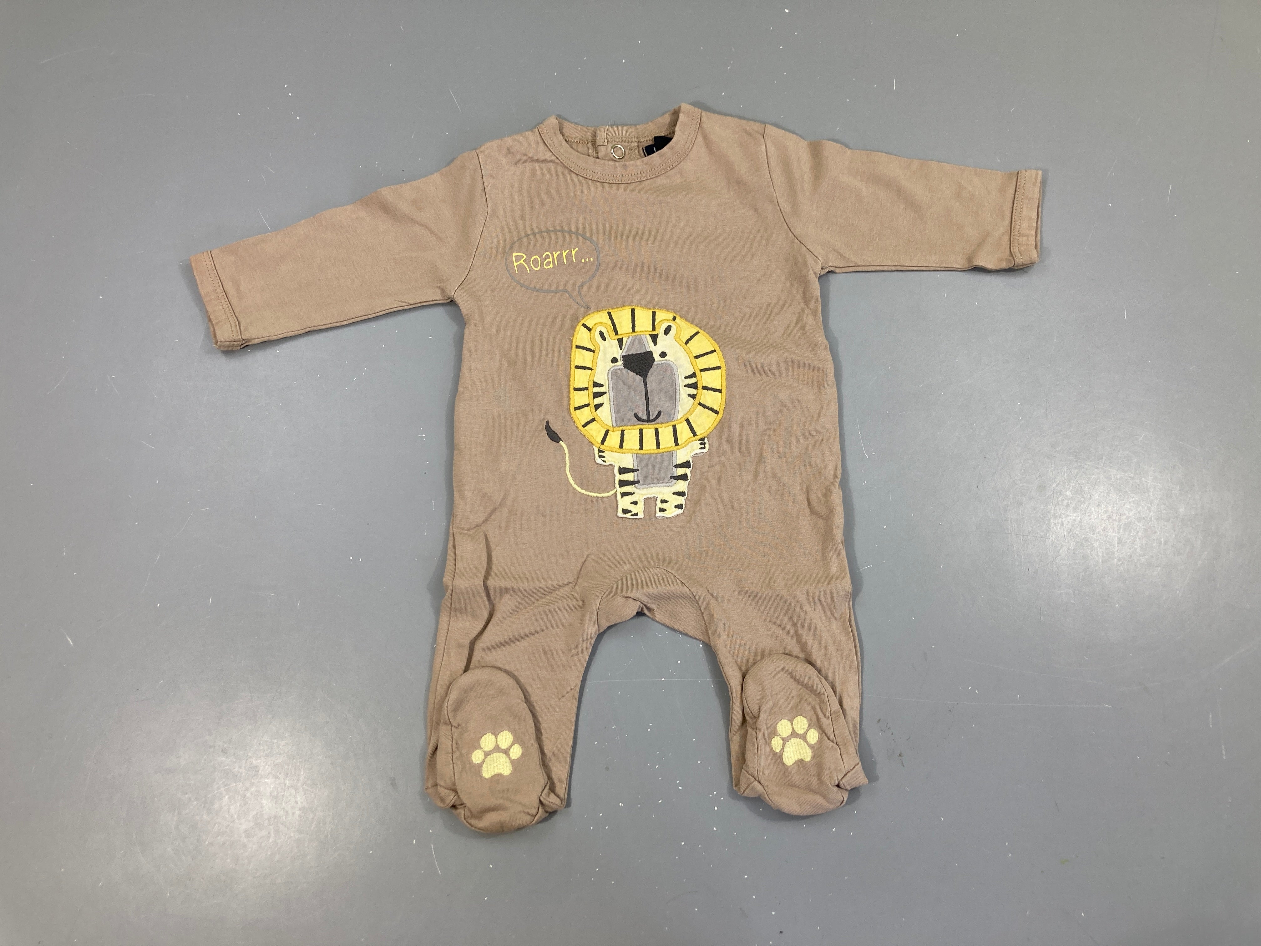 Pyjama jersey brun lion, tache à l'avant