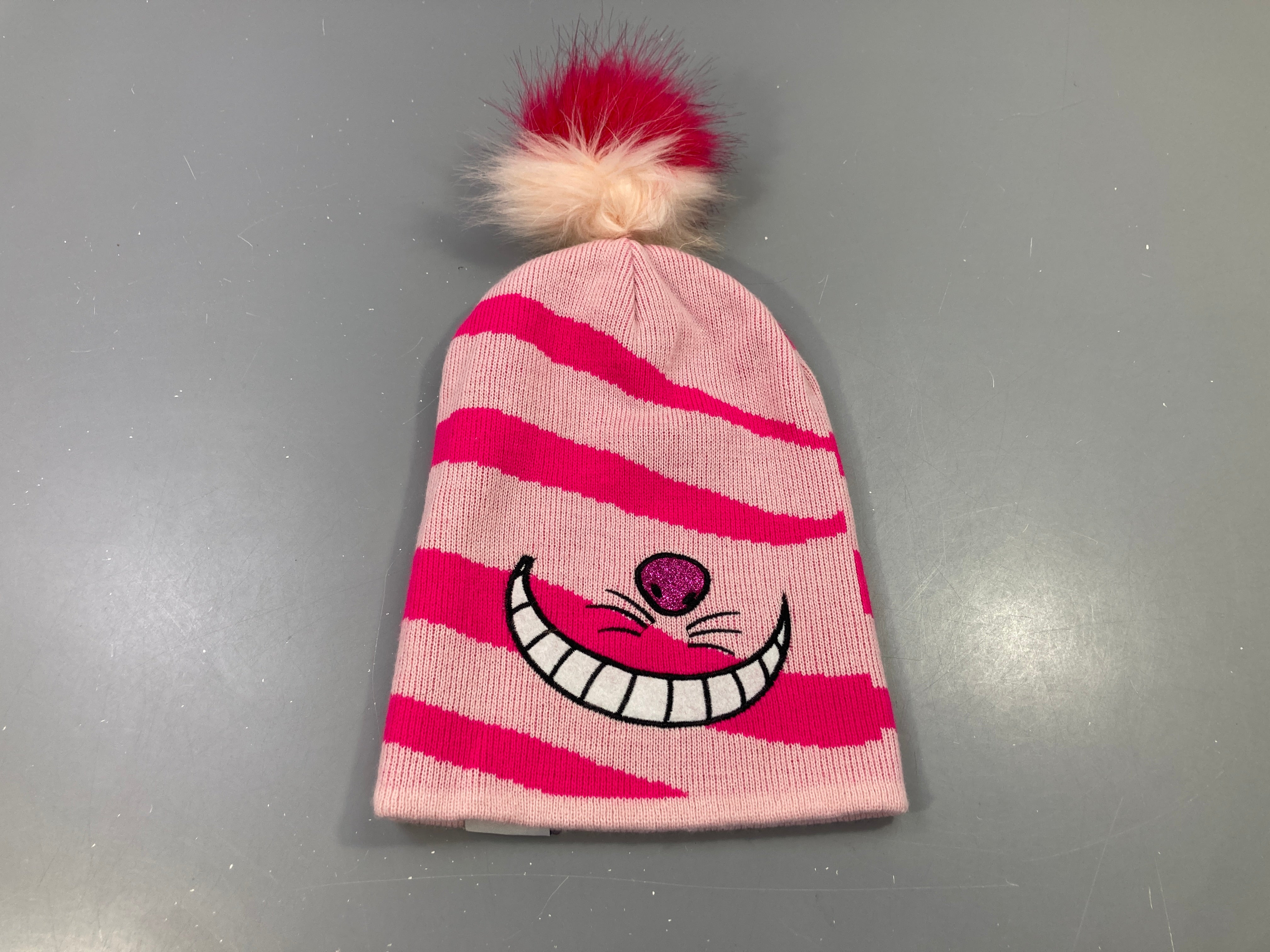 Bonnet rose à ponpon Alice au pays des merveilles
