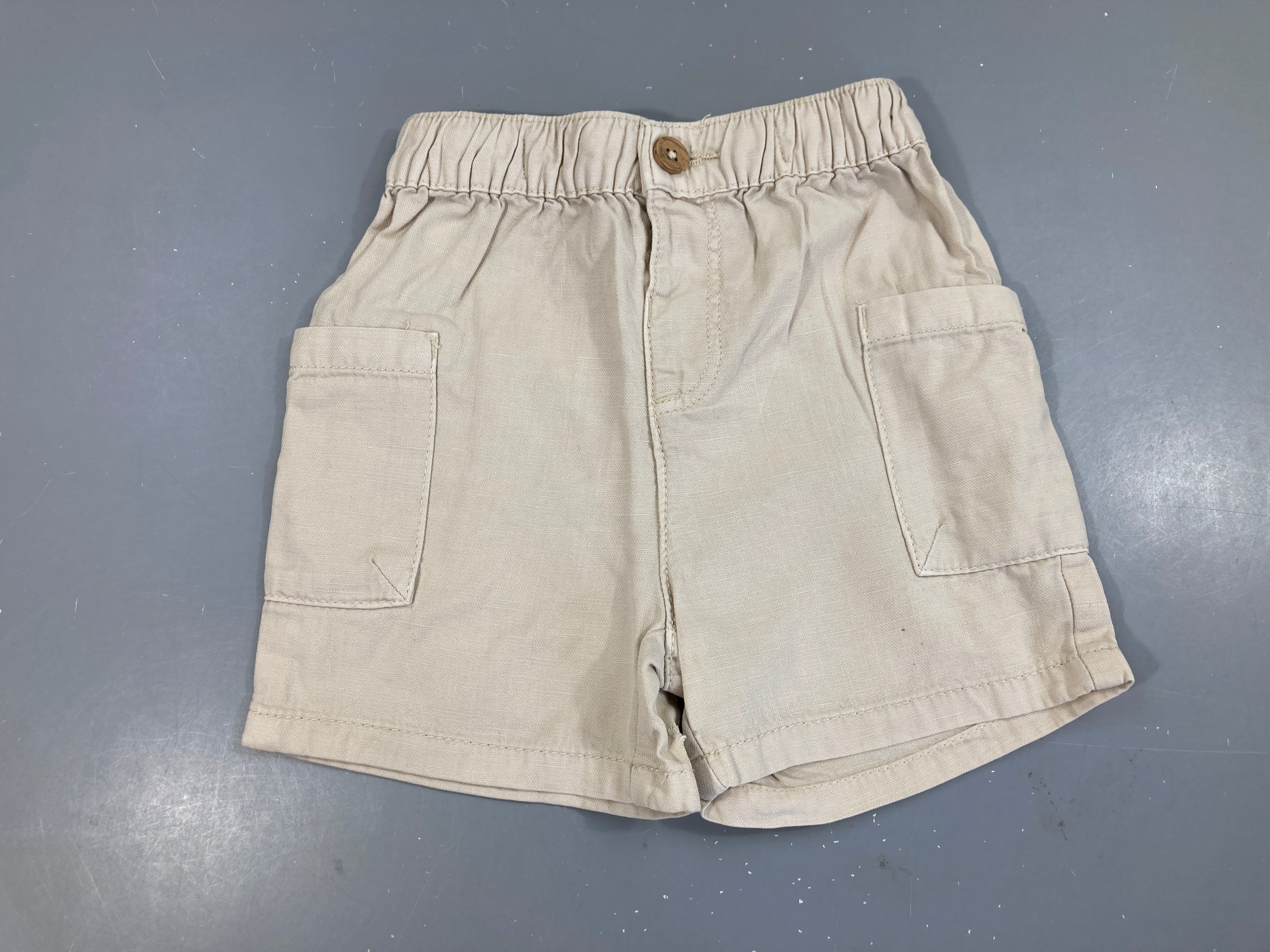 Bermuda beige toile, petite tache