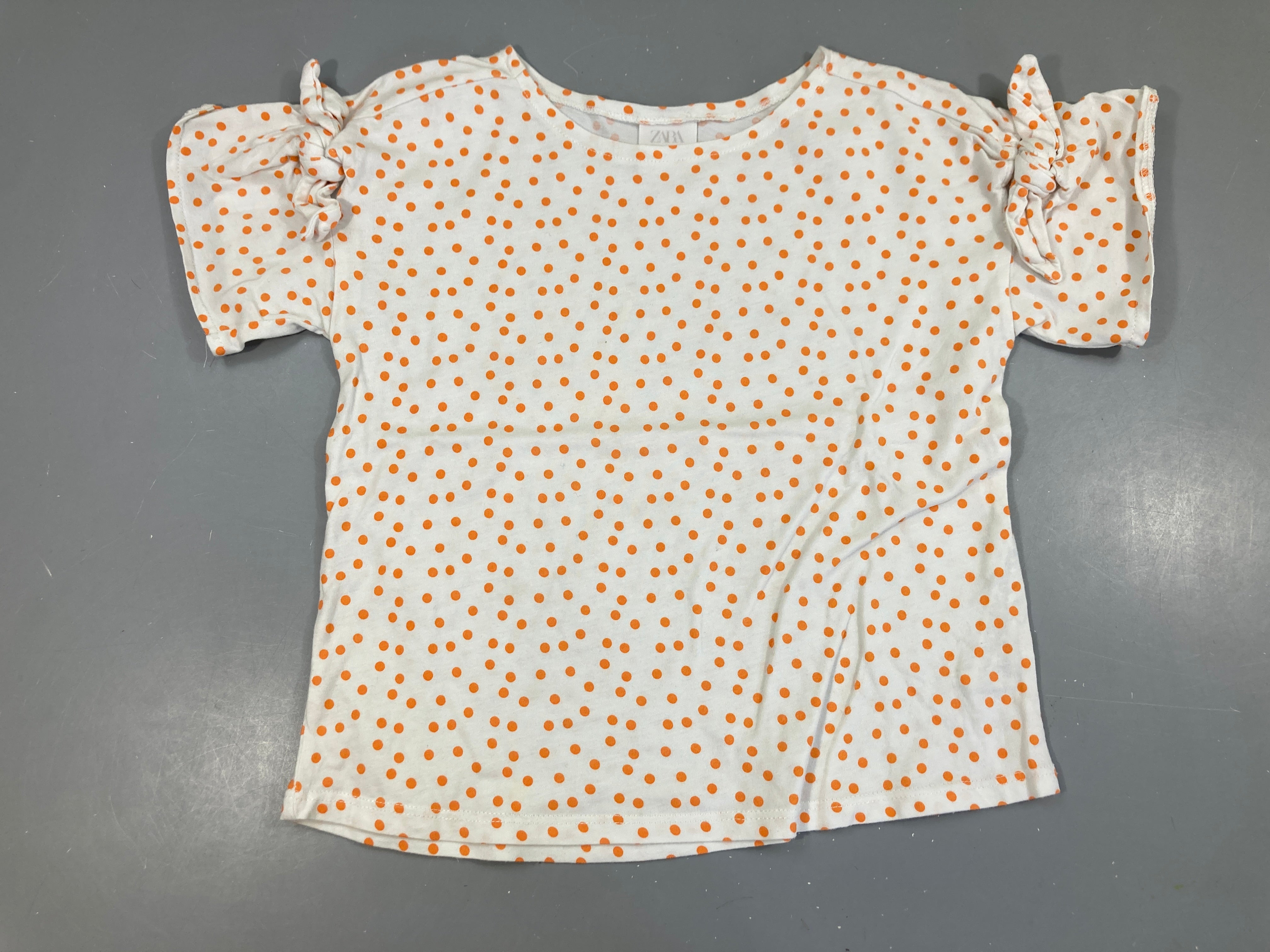 T-shirt m.c blanc pois oranges noeuds manches