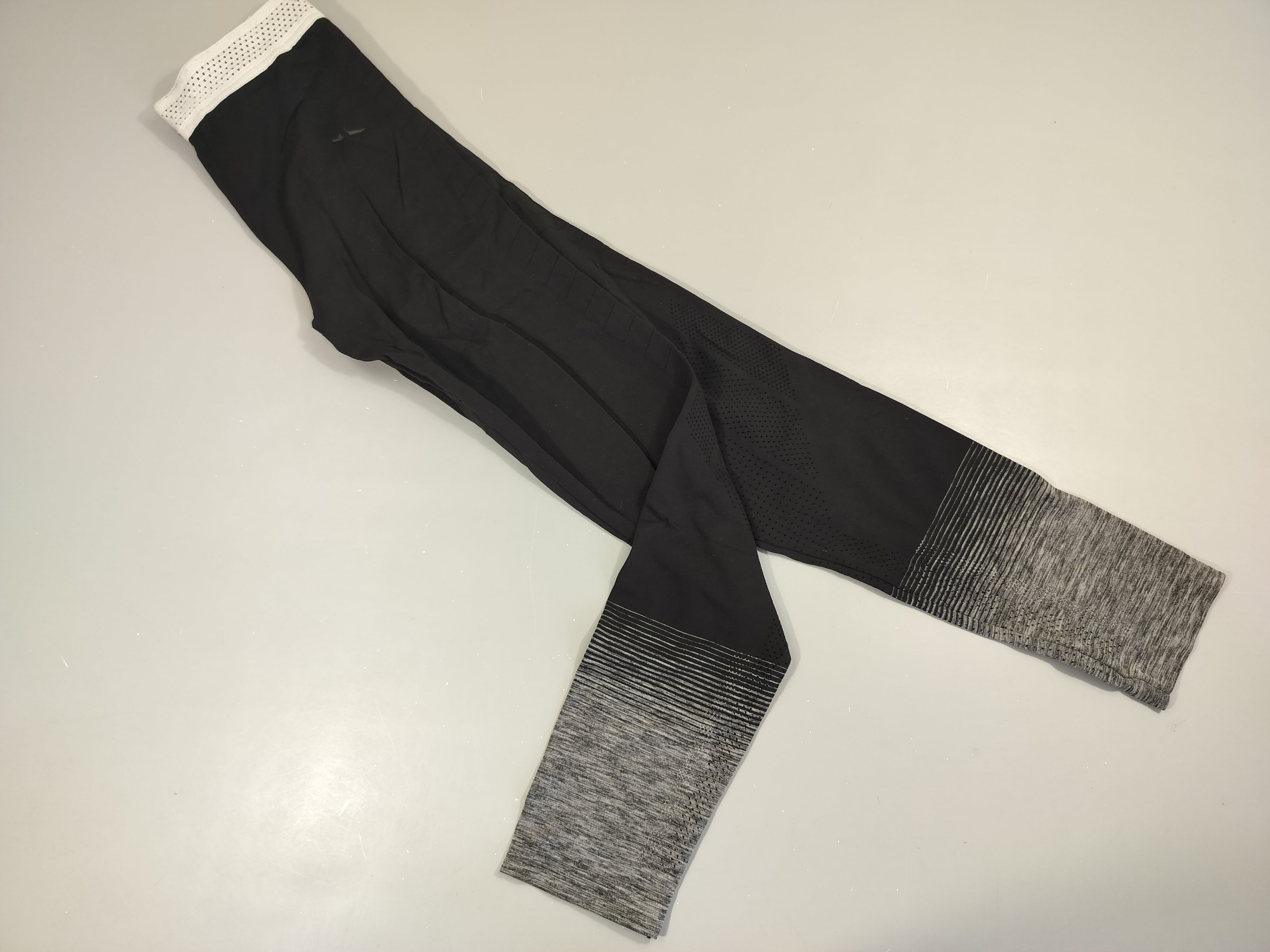Legging de sport noir, dessous noir rayé gris. Pas de taille indiquée , estimée XS