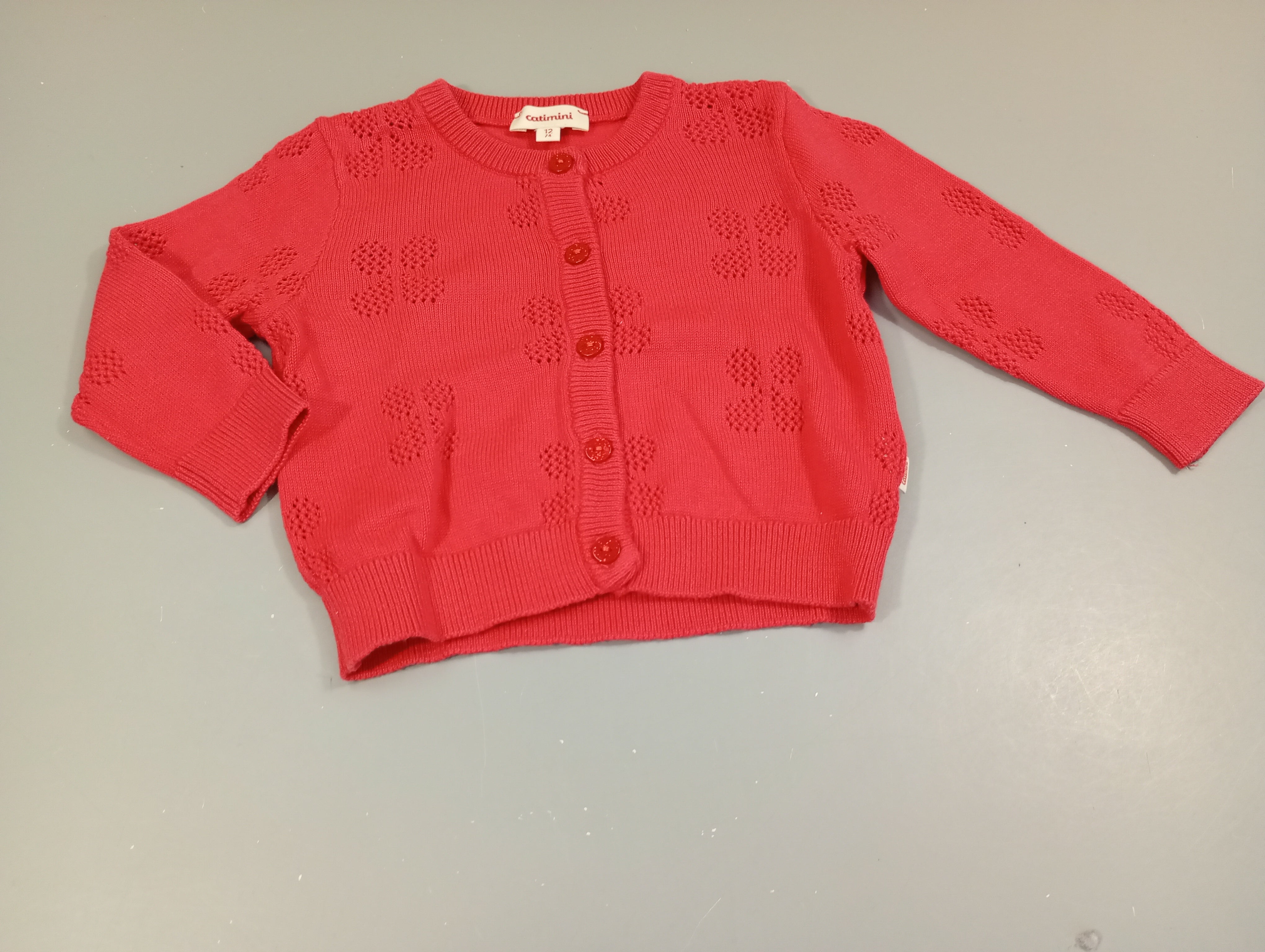 Gilet rose, boutons pailletés.