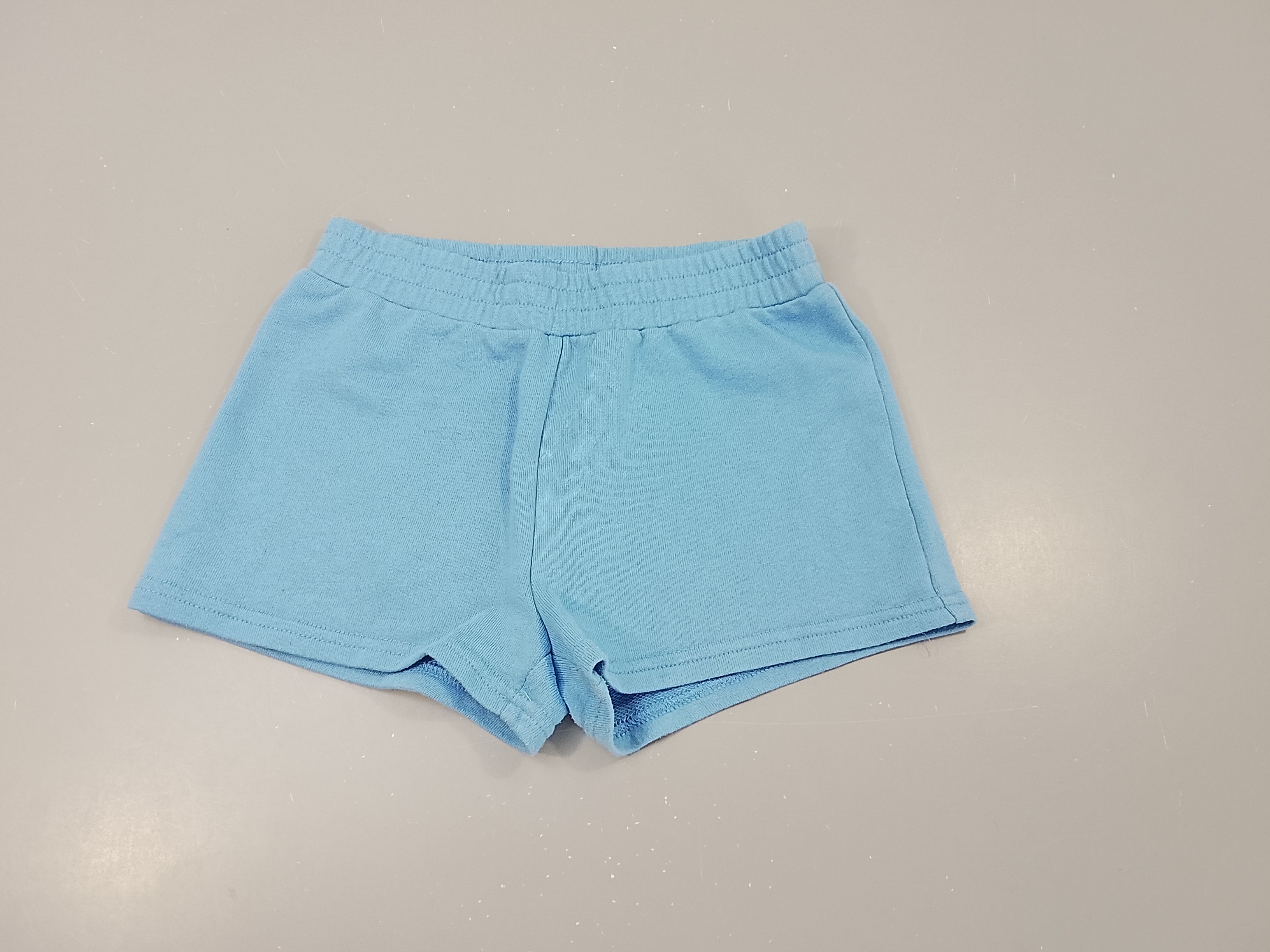 Short molleton bleu clair, très légèrement bouloché