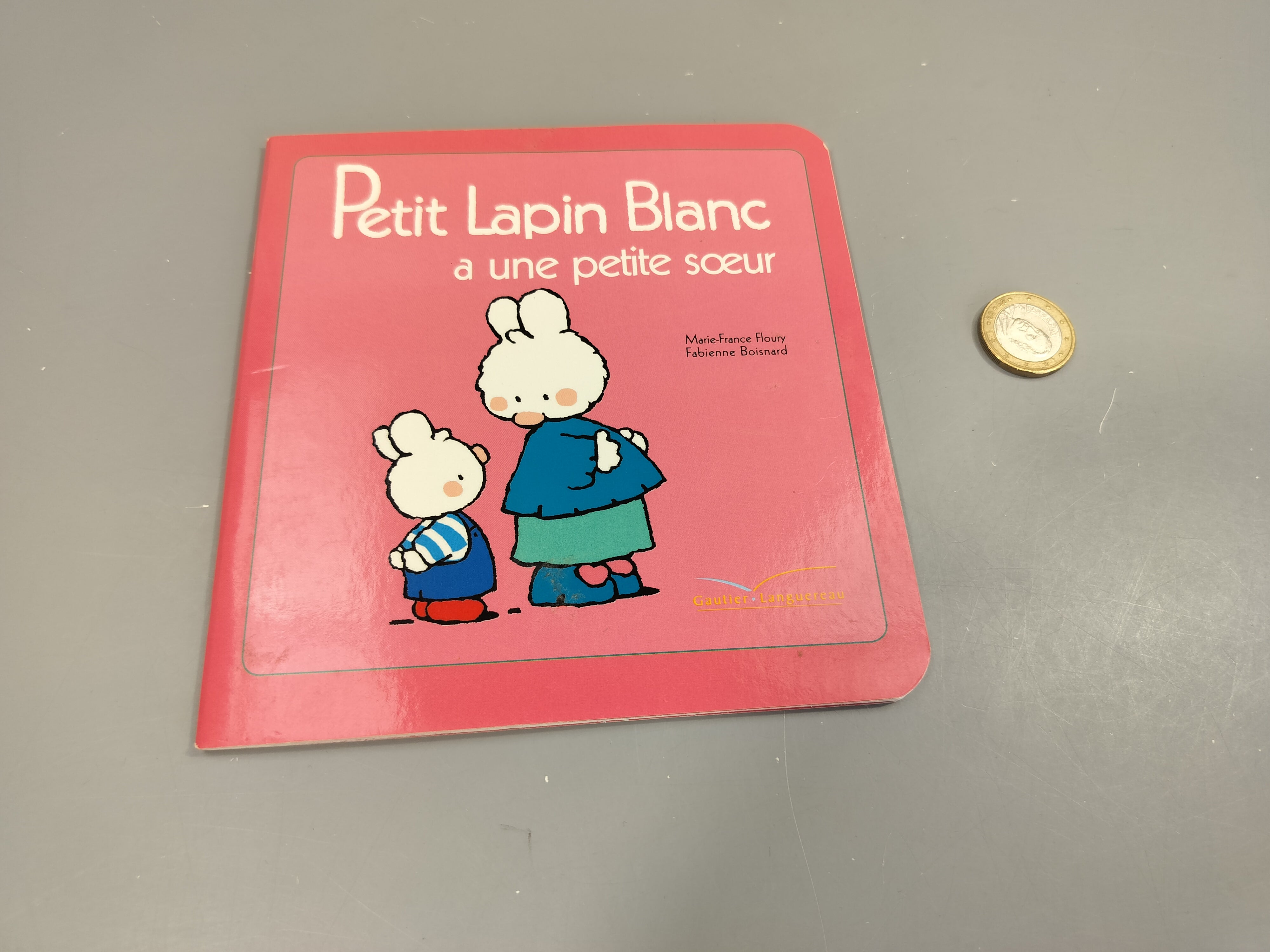 Petit lapin blanc à une petite soeur.