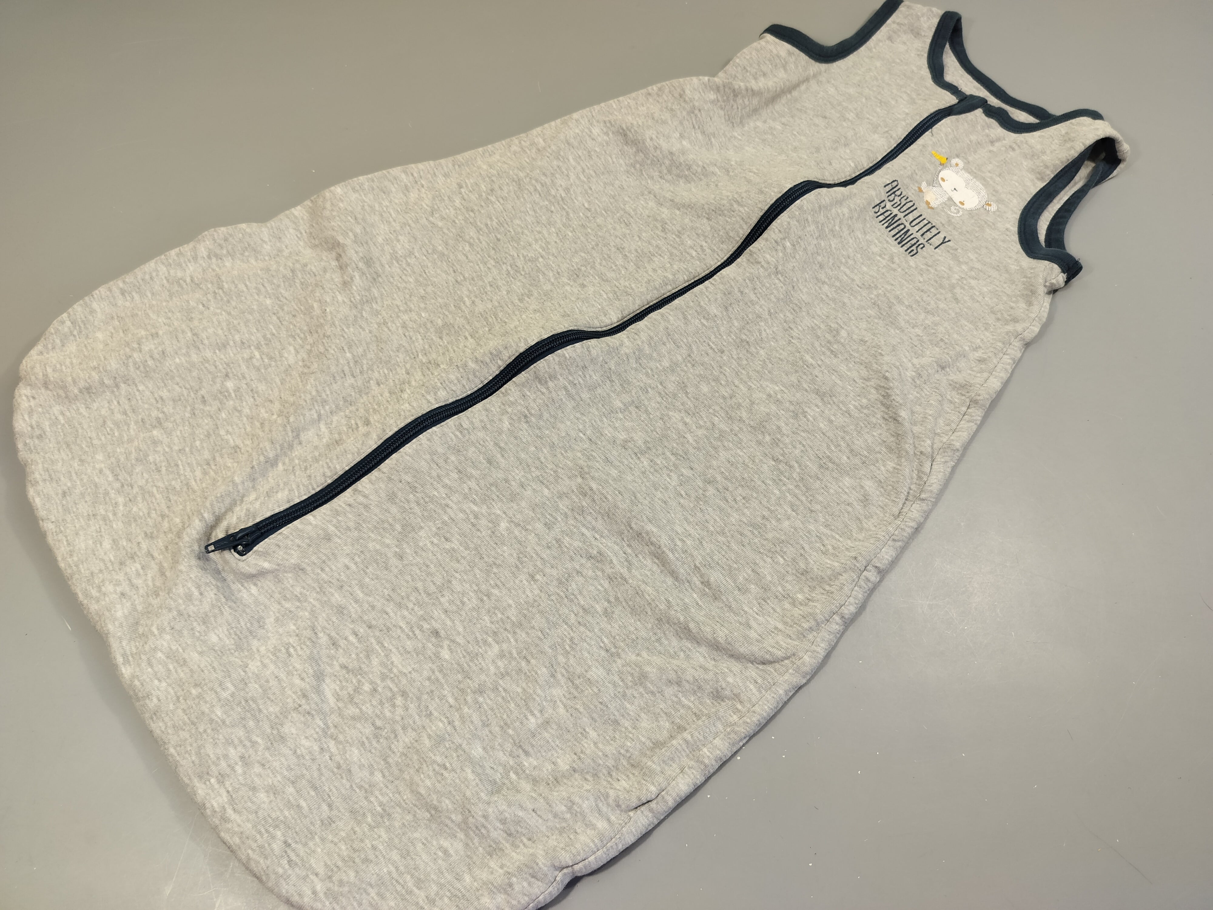 Sac de couchage s.m gris flammé, bords bleu marine , petit singe.