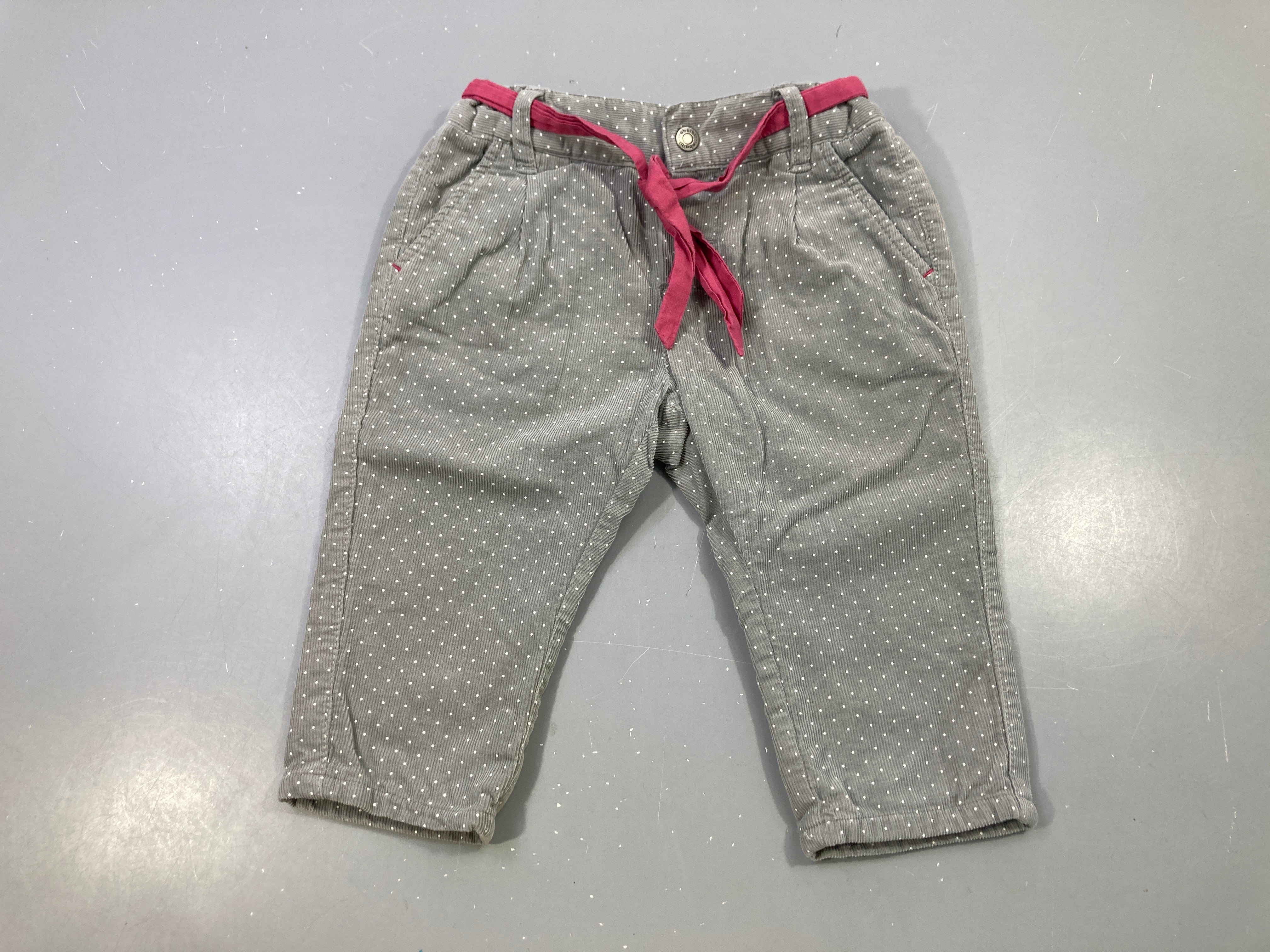 Pantalon velours côtelé gris à pois blanc, ceinture rose
