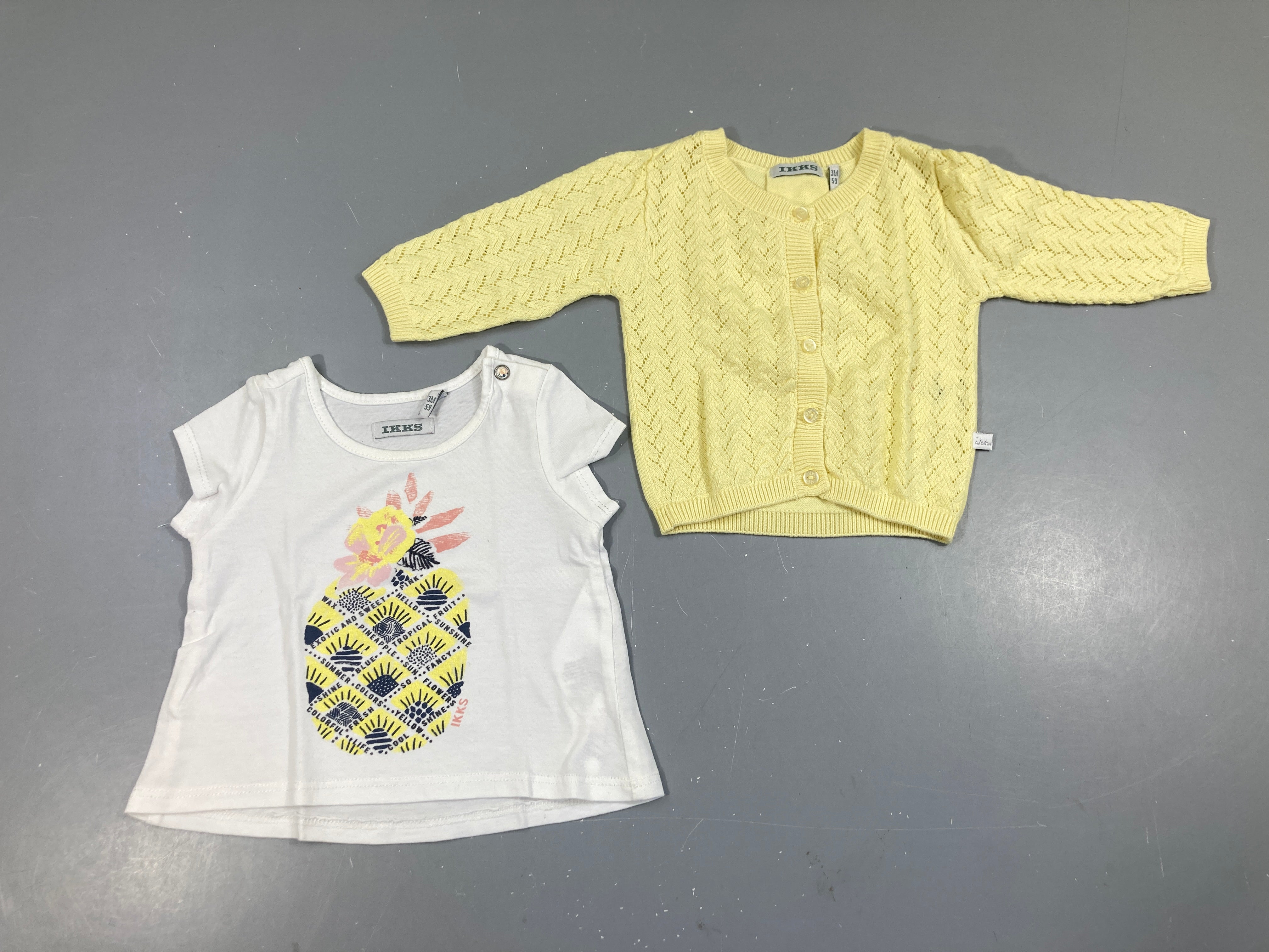 Gilet jaune ajouré + T-shirt m.c blanc ananas