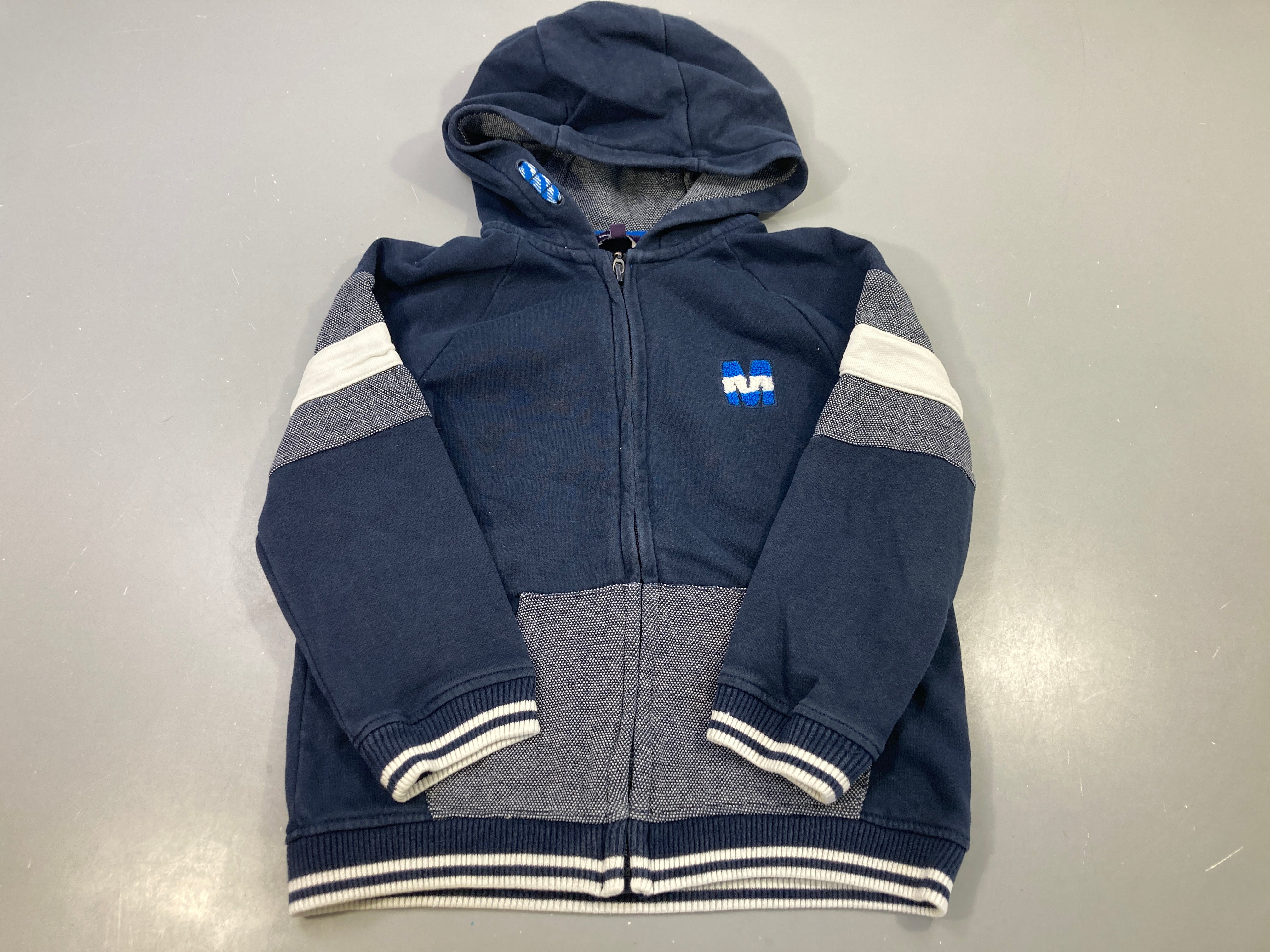 Sweat zippé capuche marine, bandes blanches, patch M