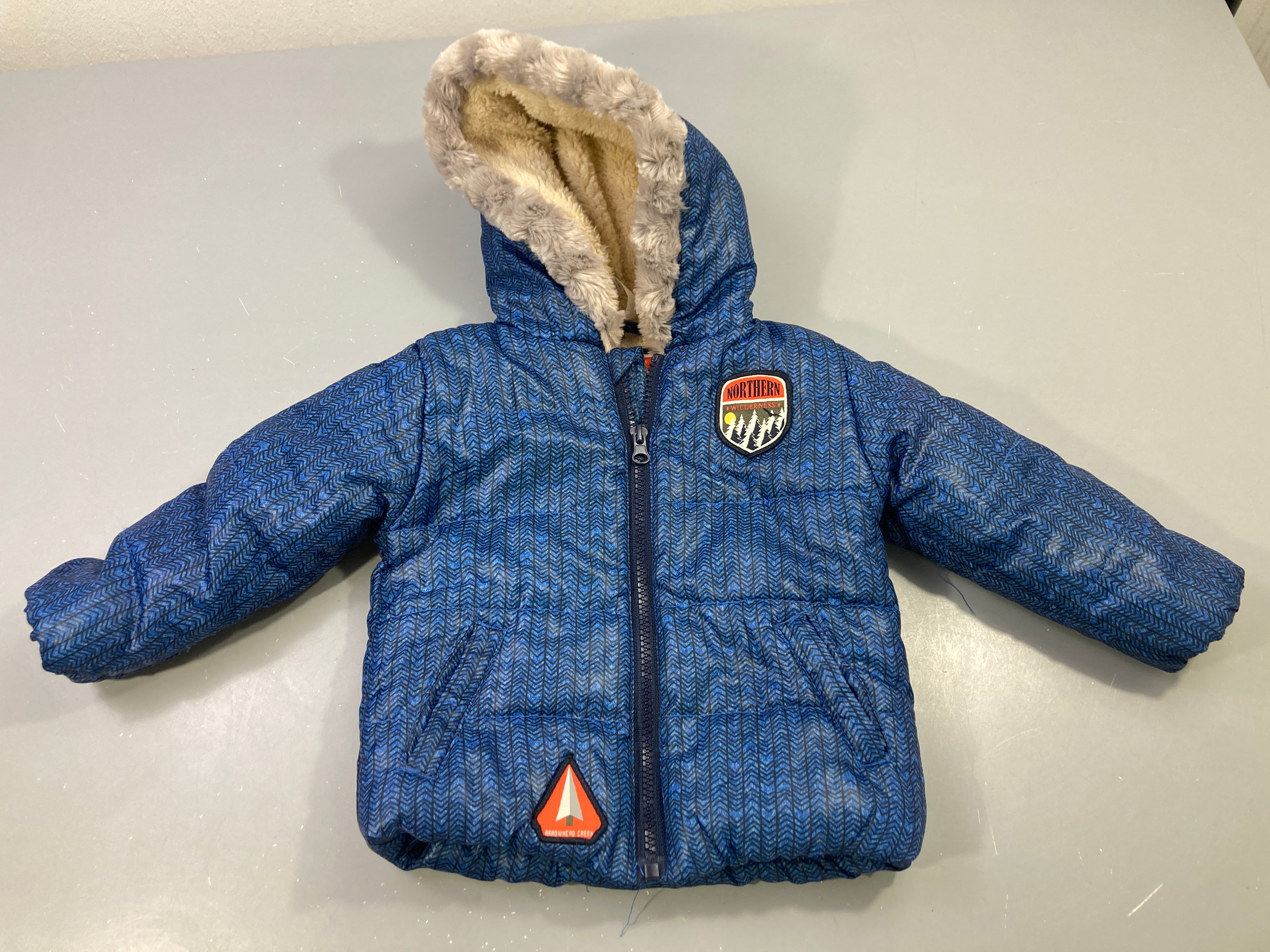 Doudoune bleu marine chevron, capuche fourrure synthétique