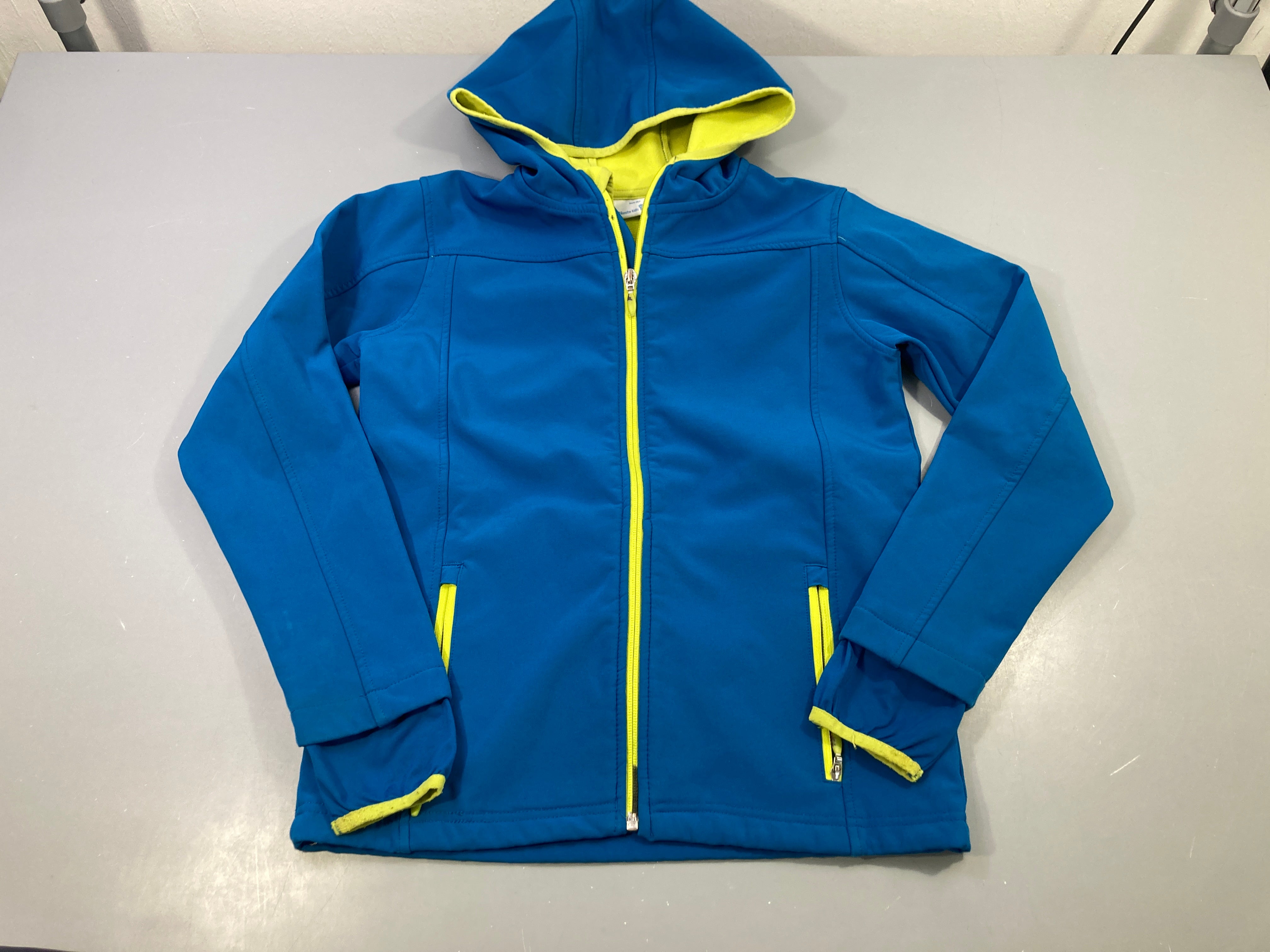 Veste zippée softshell extra light bleu capuche jaune fluo qques taches bas manches