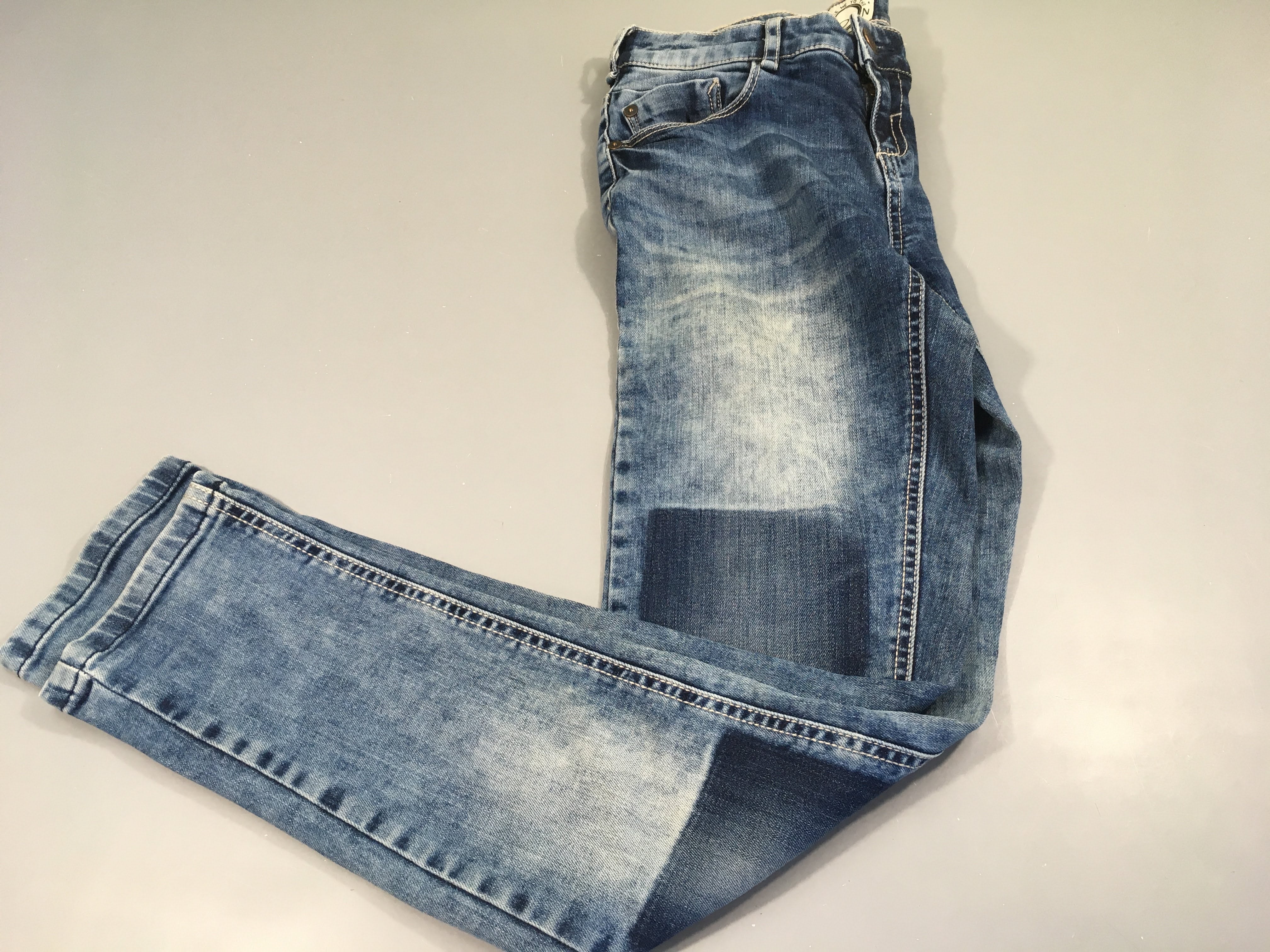 Jeans effet délavé rapiécé
