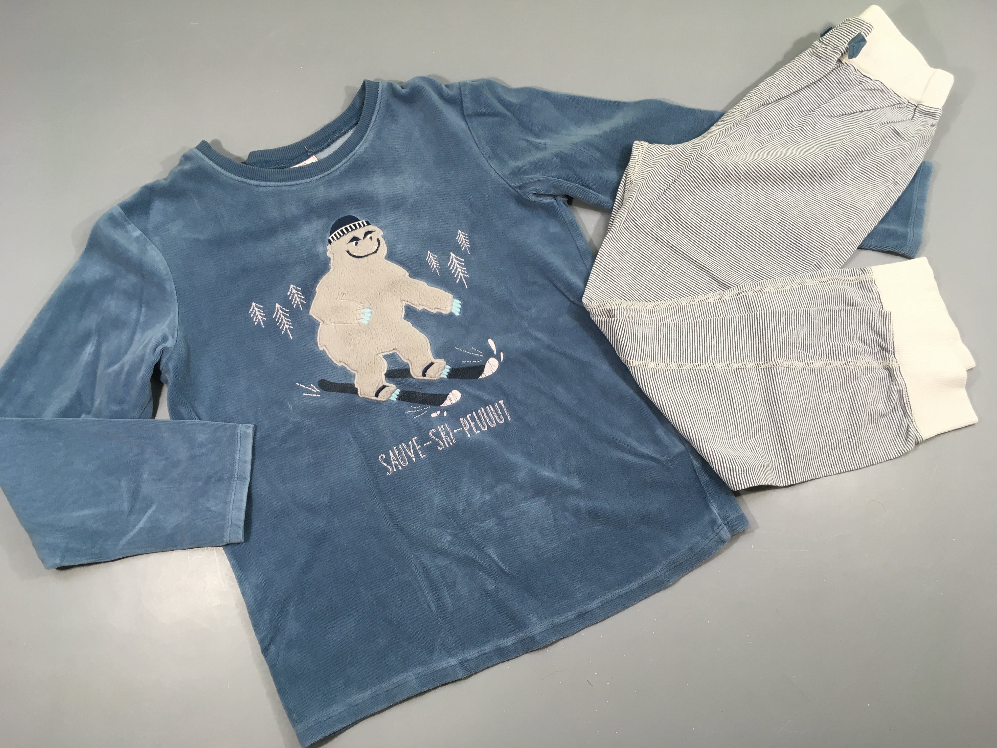 Pyjama 2pcs velours bleu Yéti/bas jersey rayé blanc-bleu