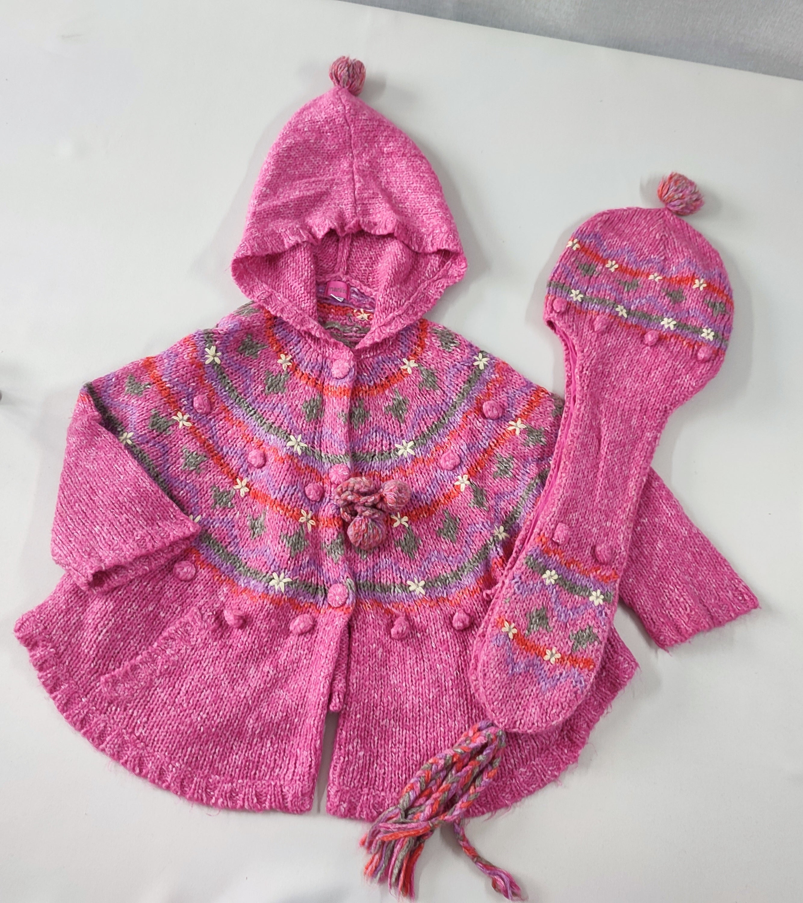 Gilet poncho rose à capuche pompons fleurs blanches + Bonnet écharpe 15% mohair