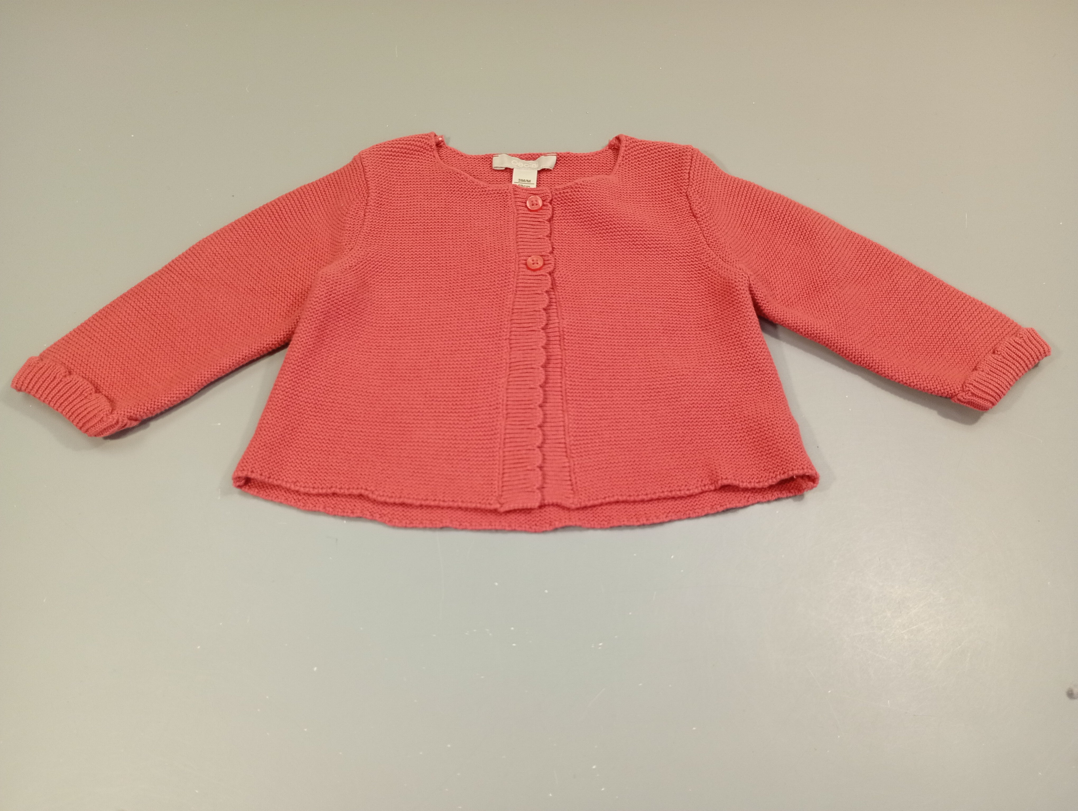 Gilet rose  texturé, fermeture par 2 boutons.