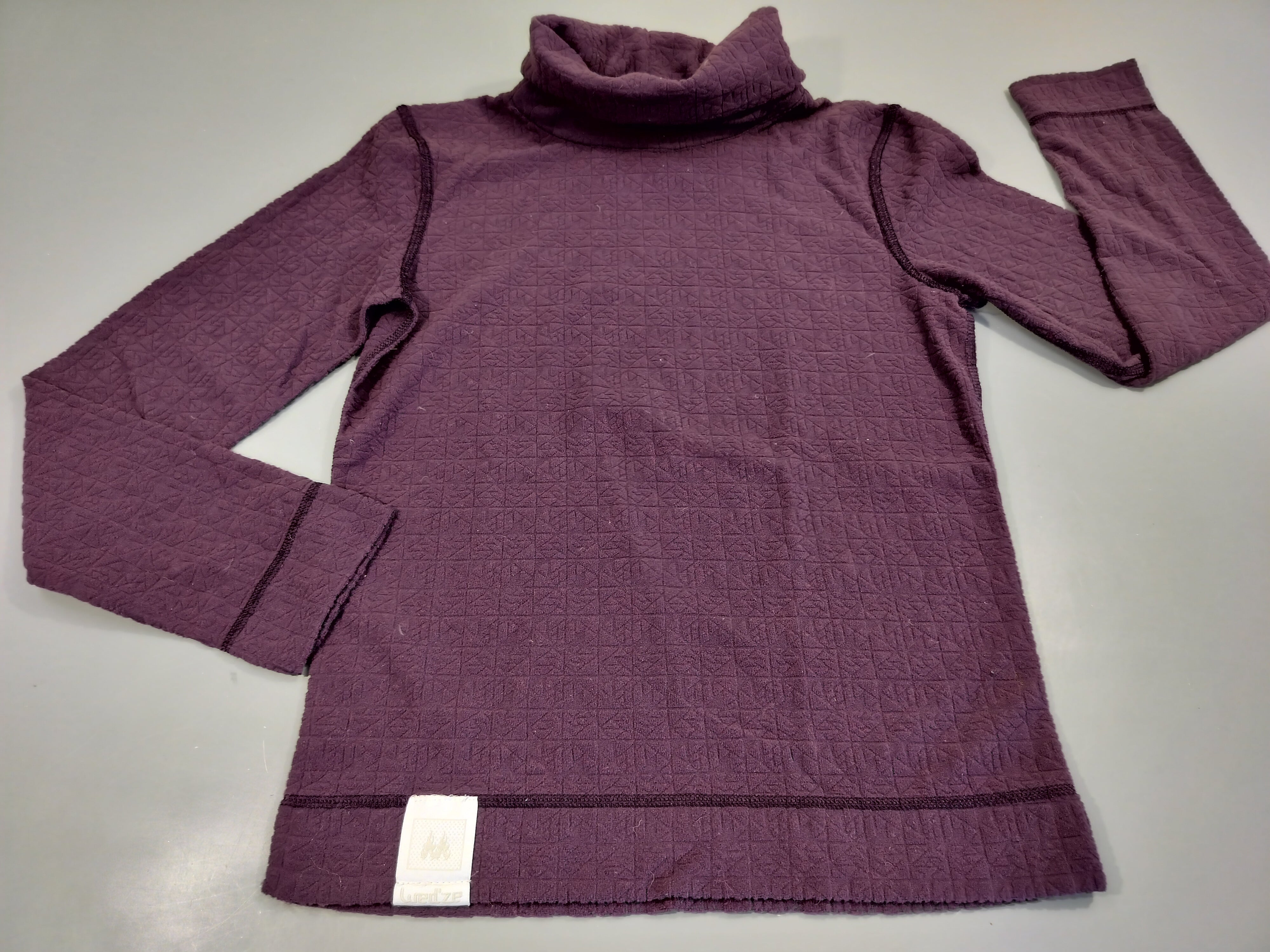 T-shirt m.l col roulé mauve texturé. Pas de taille indiquée, estimée 14a