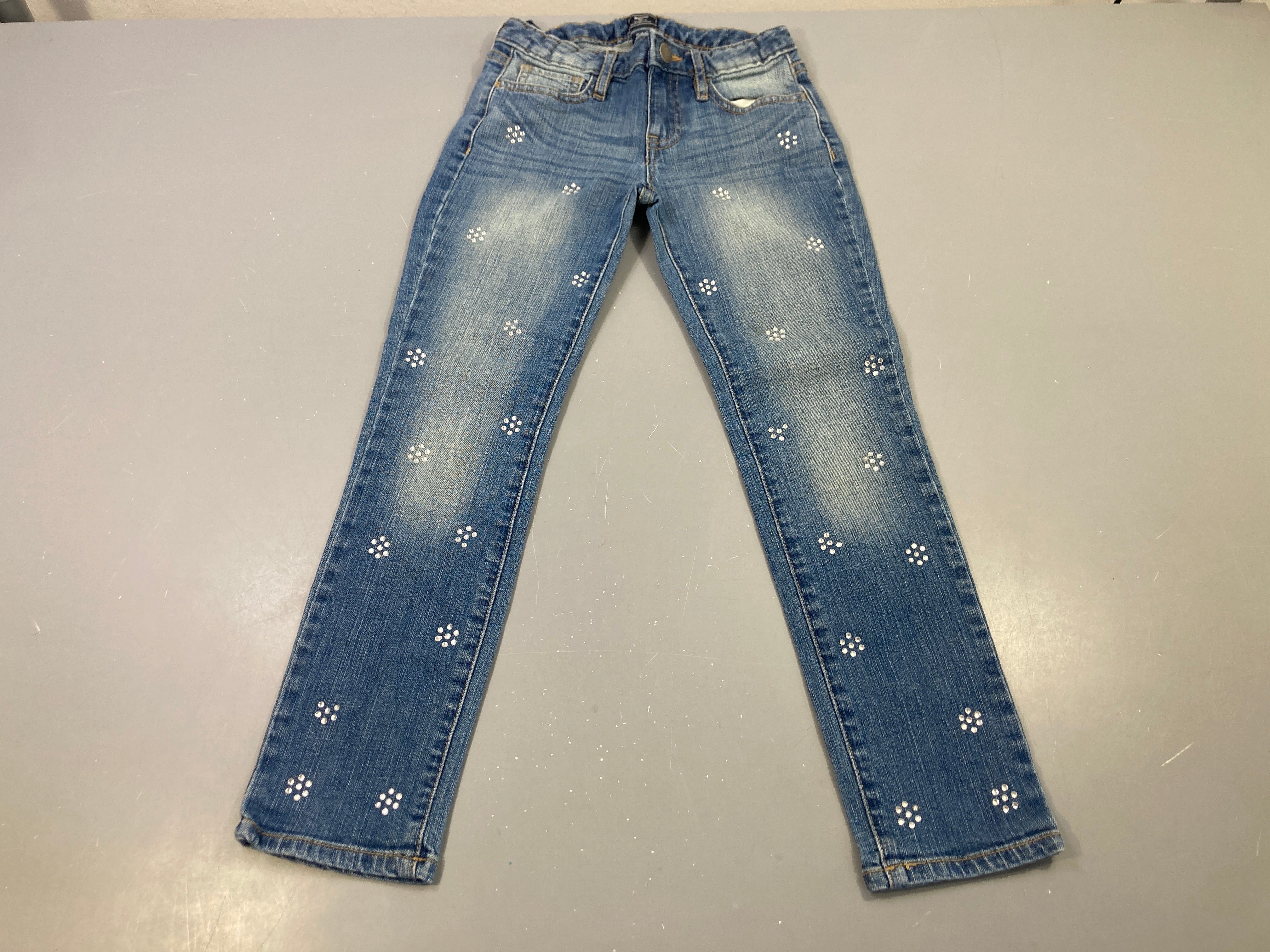 Pantalon jean bleu délavé, fleurs strass