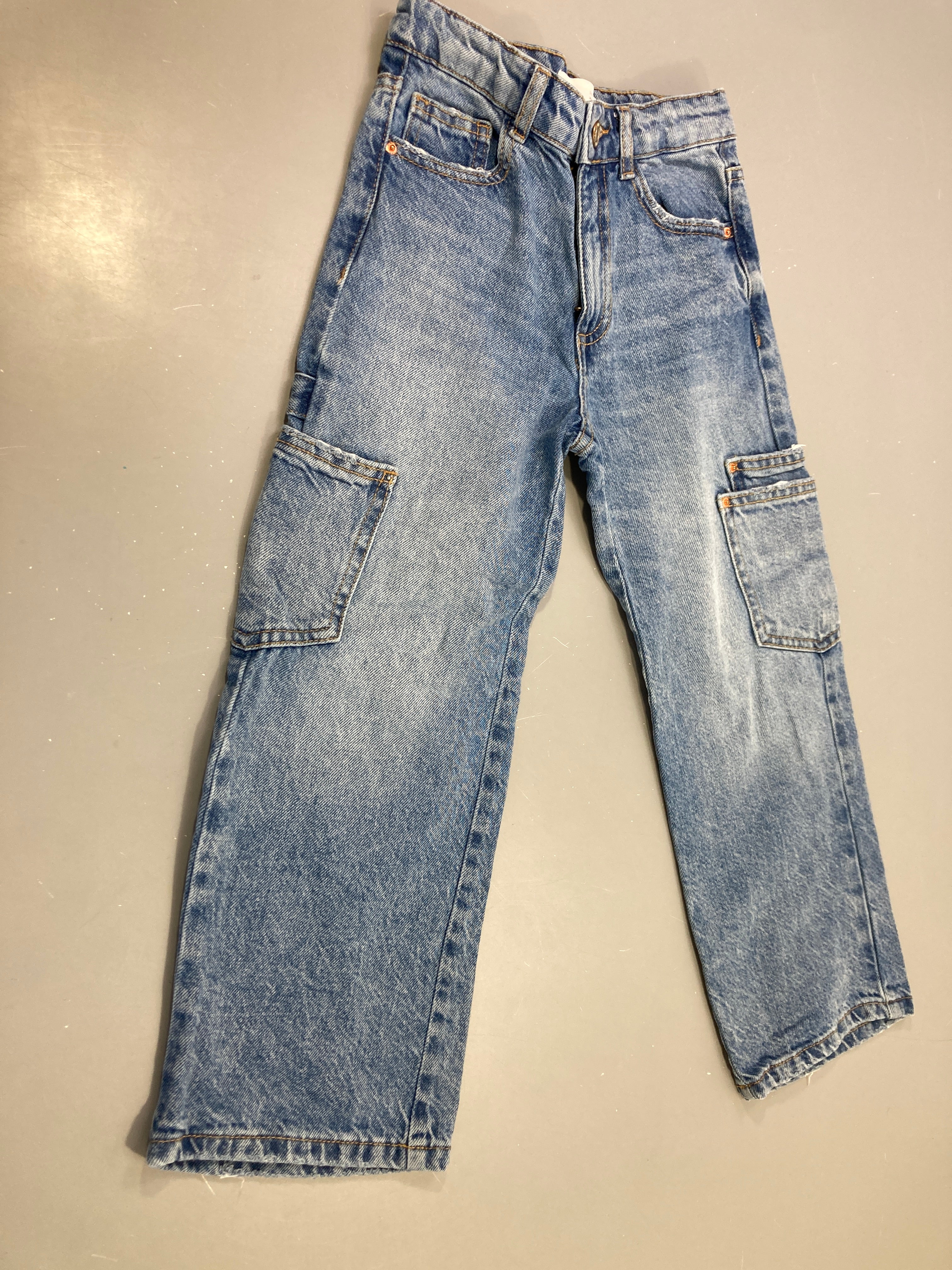 Pantalon jean bleu, poches cargo