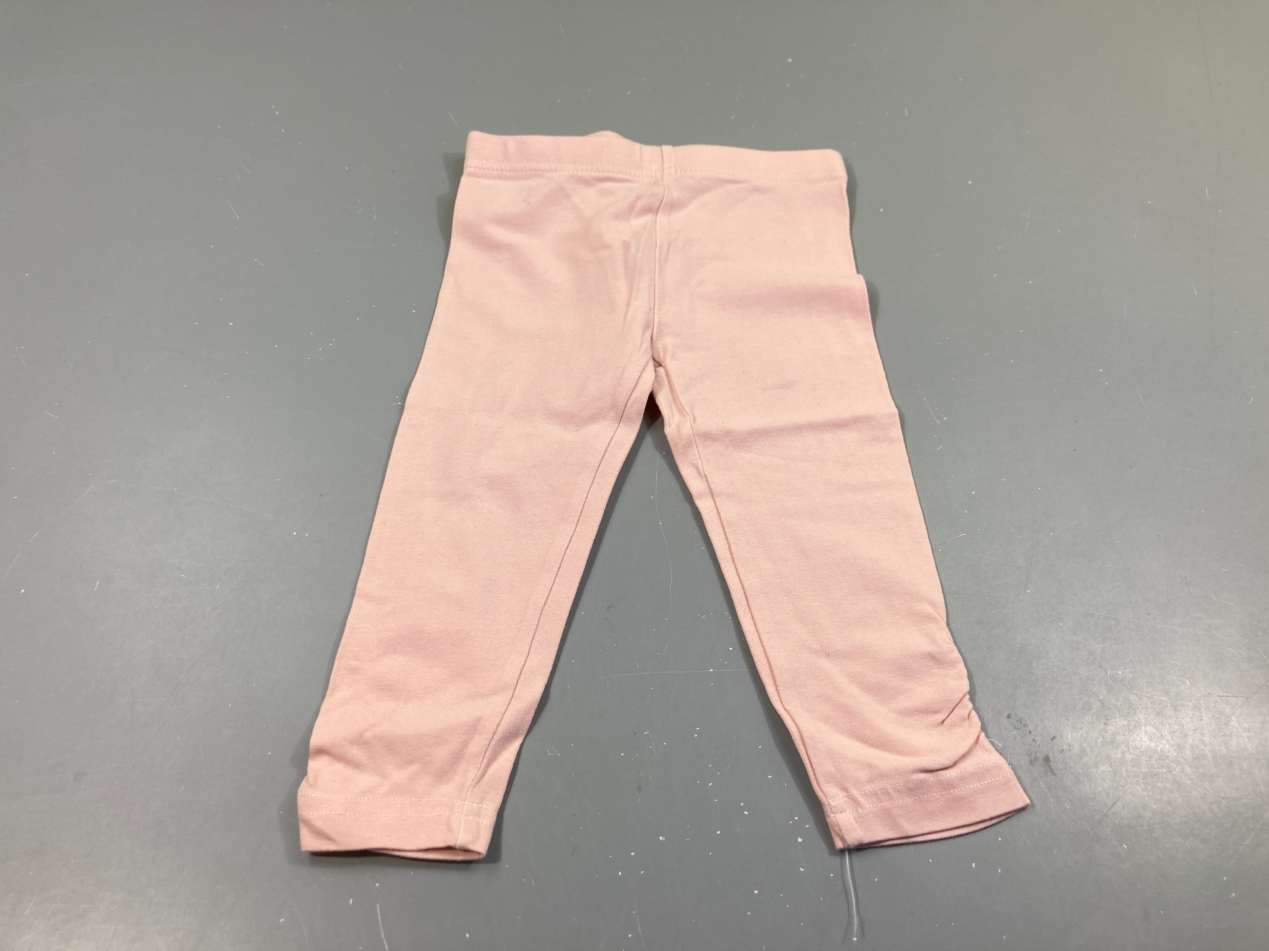 Legging rose, un peu bouloché