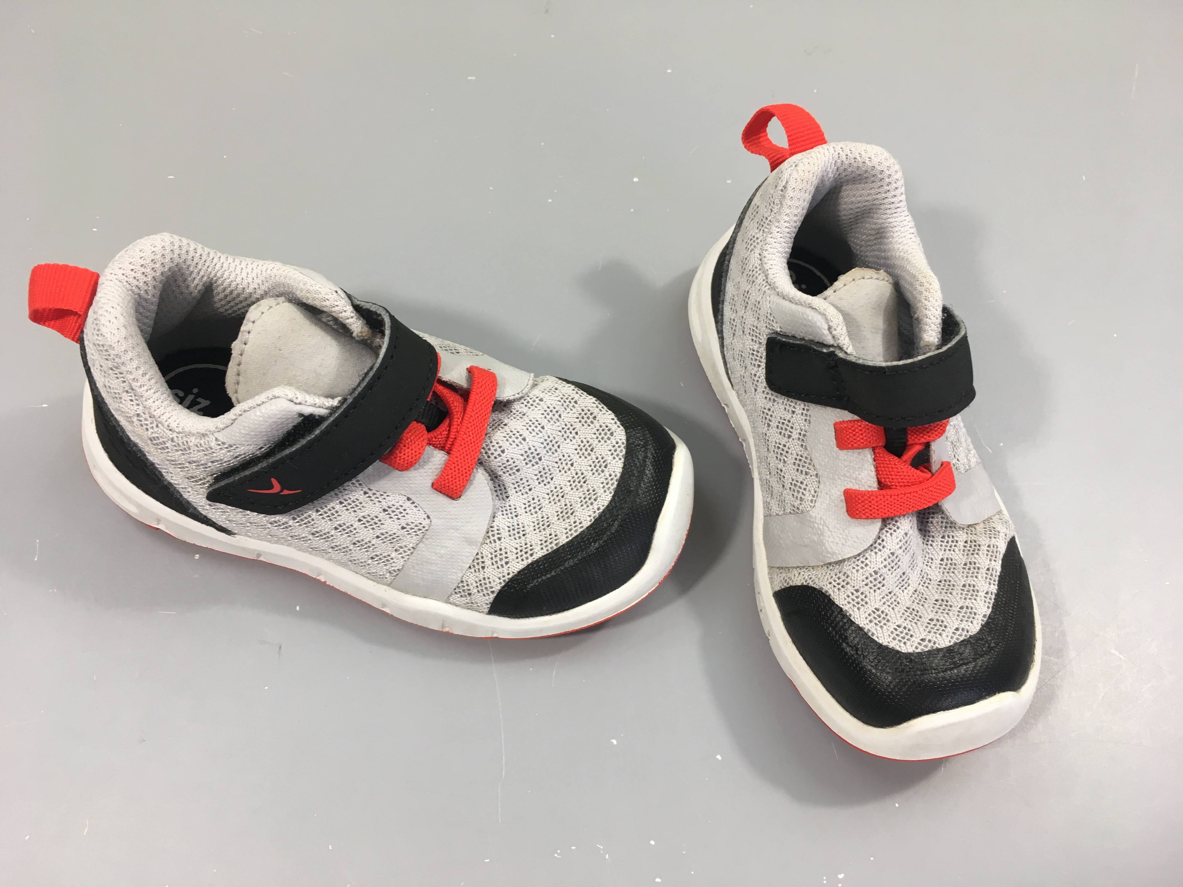 Baskets blanc/noir/orange, 22