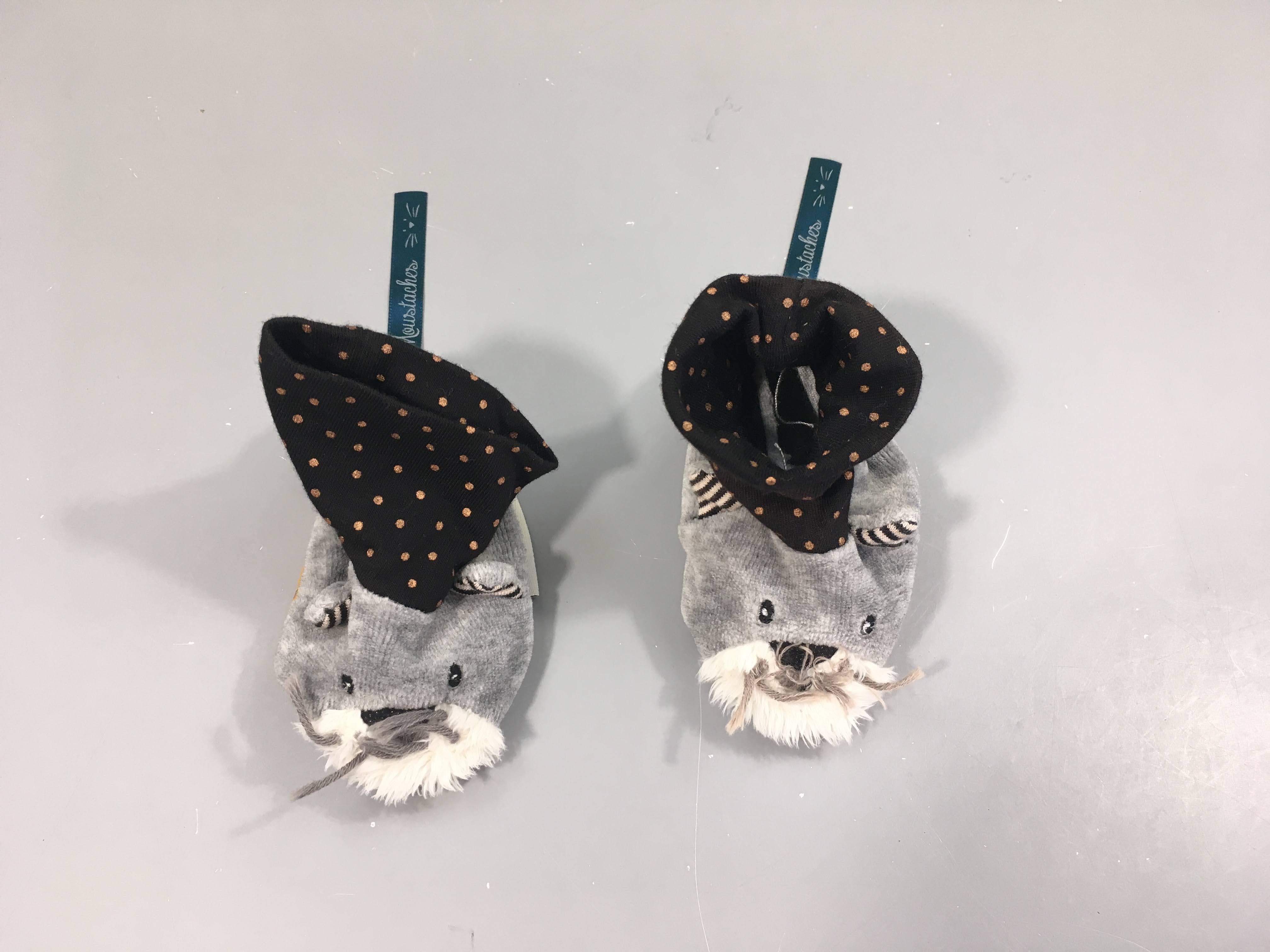 Chaussons velours gris, Les moustaches