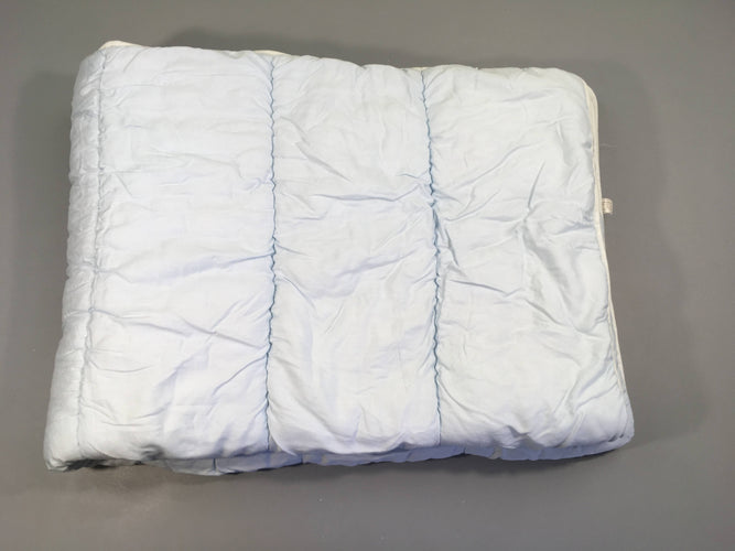 Couette bleue, 130x90cm, moins cher chez Petit Kiwi