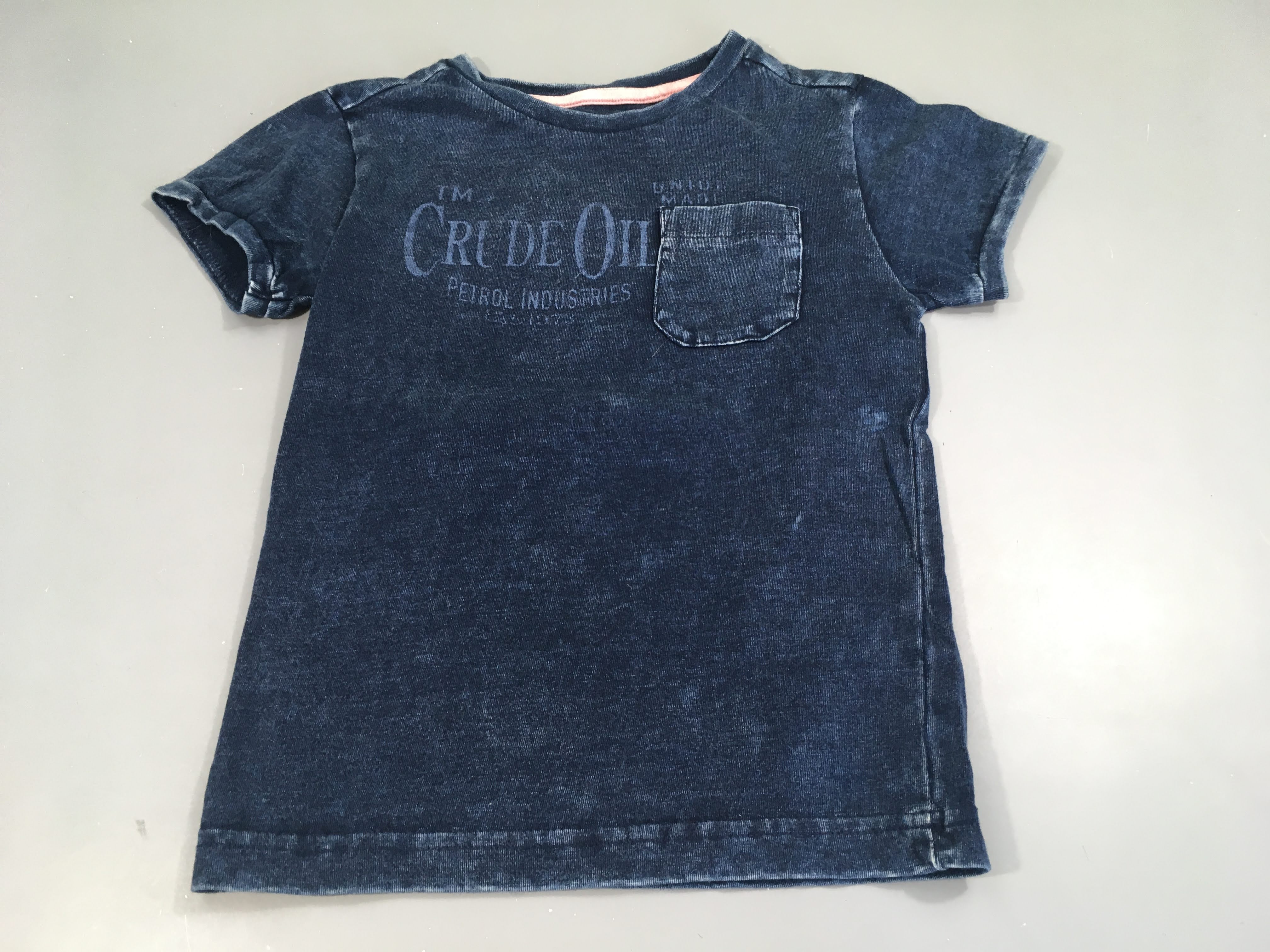 T-shirt m.c bleu effet délavé poche