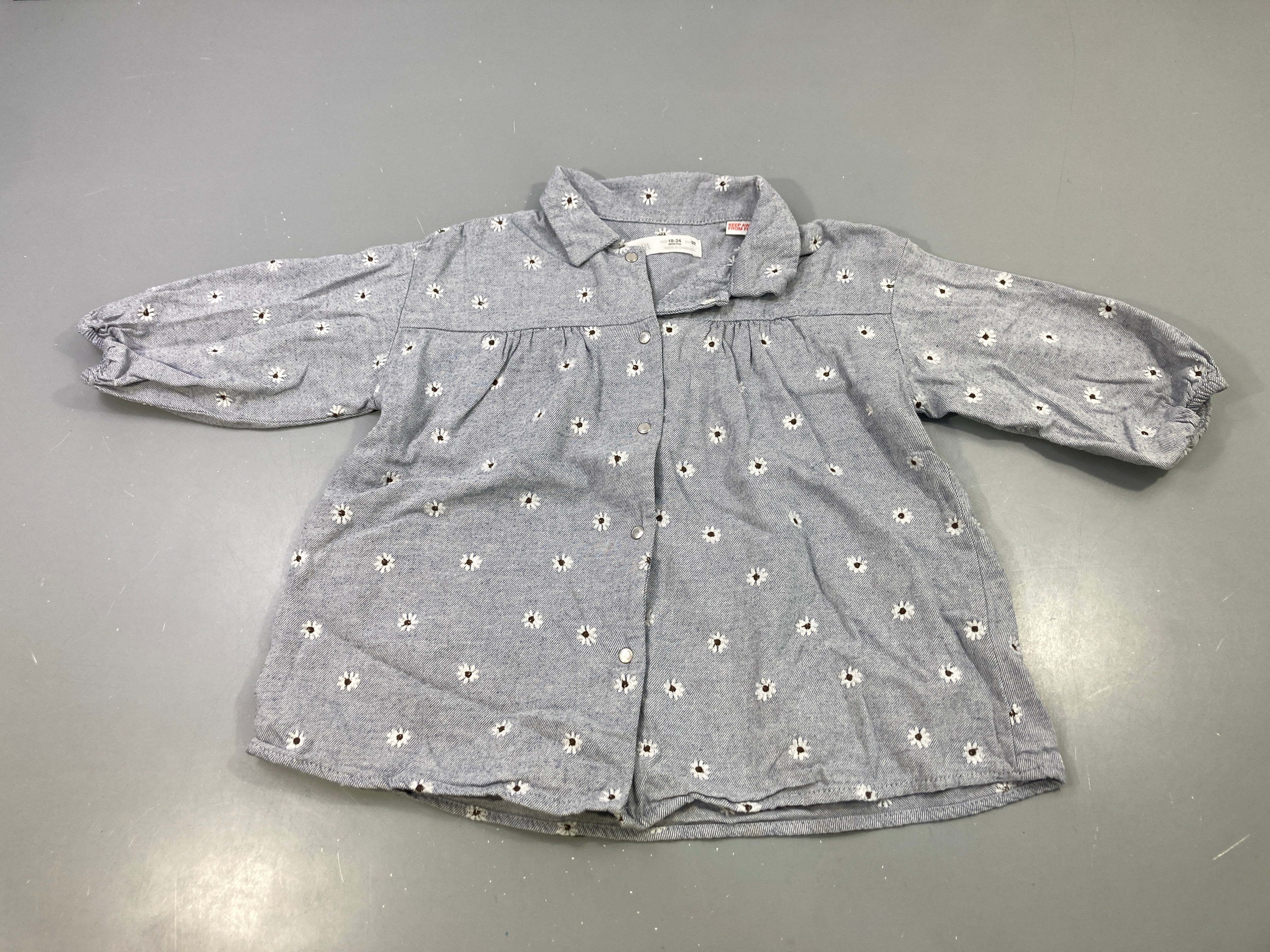 Robe m.l coton gris fleurs blanches, légèrement boulochée
