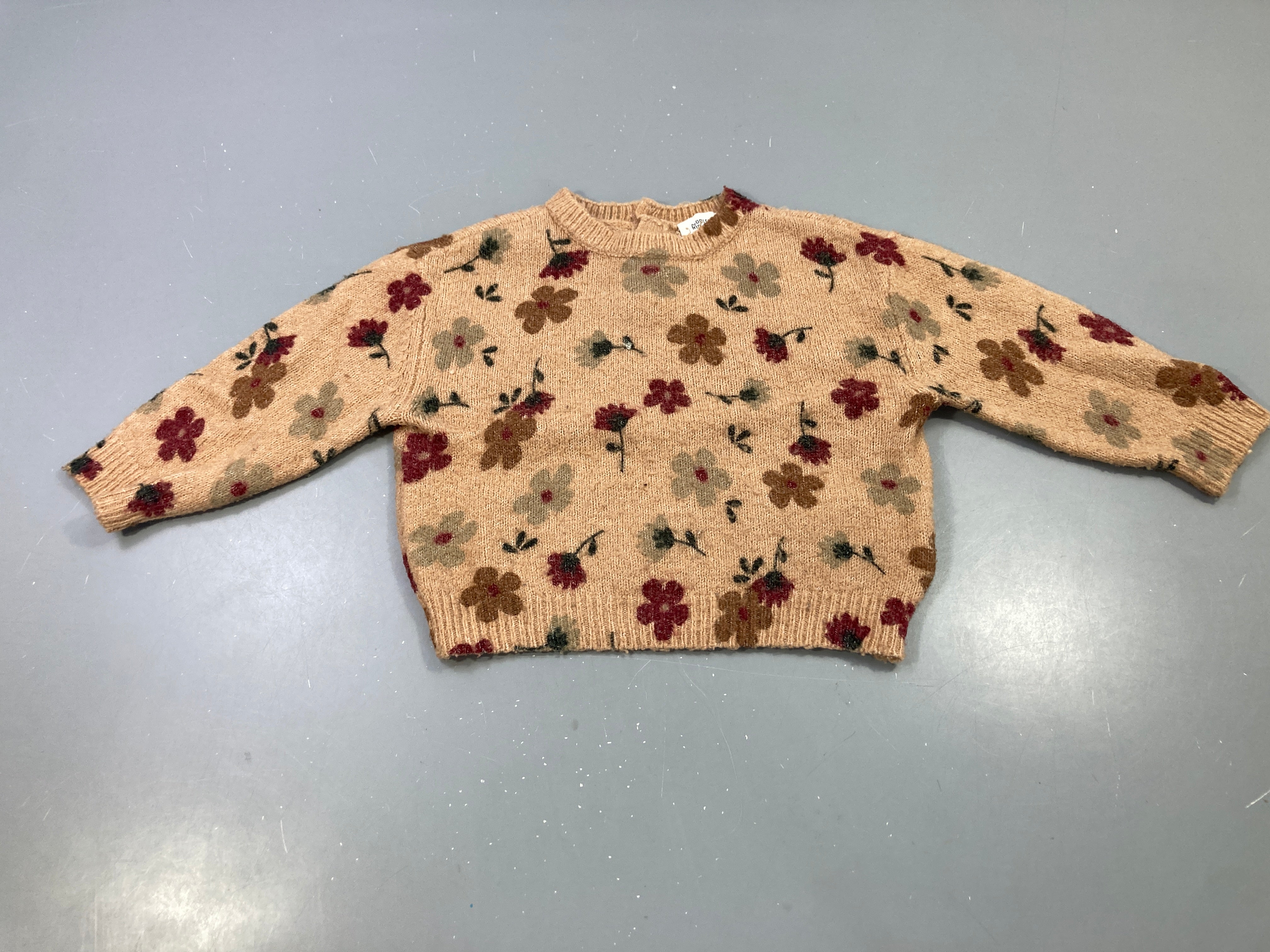 Pull vieux rose fleuri, bouloché