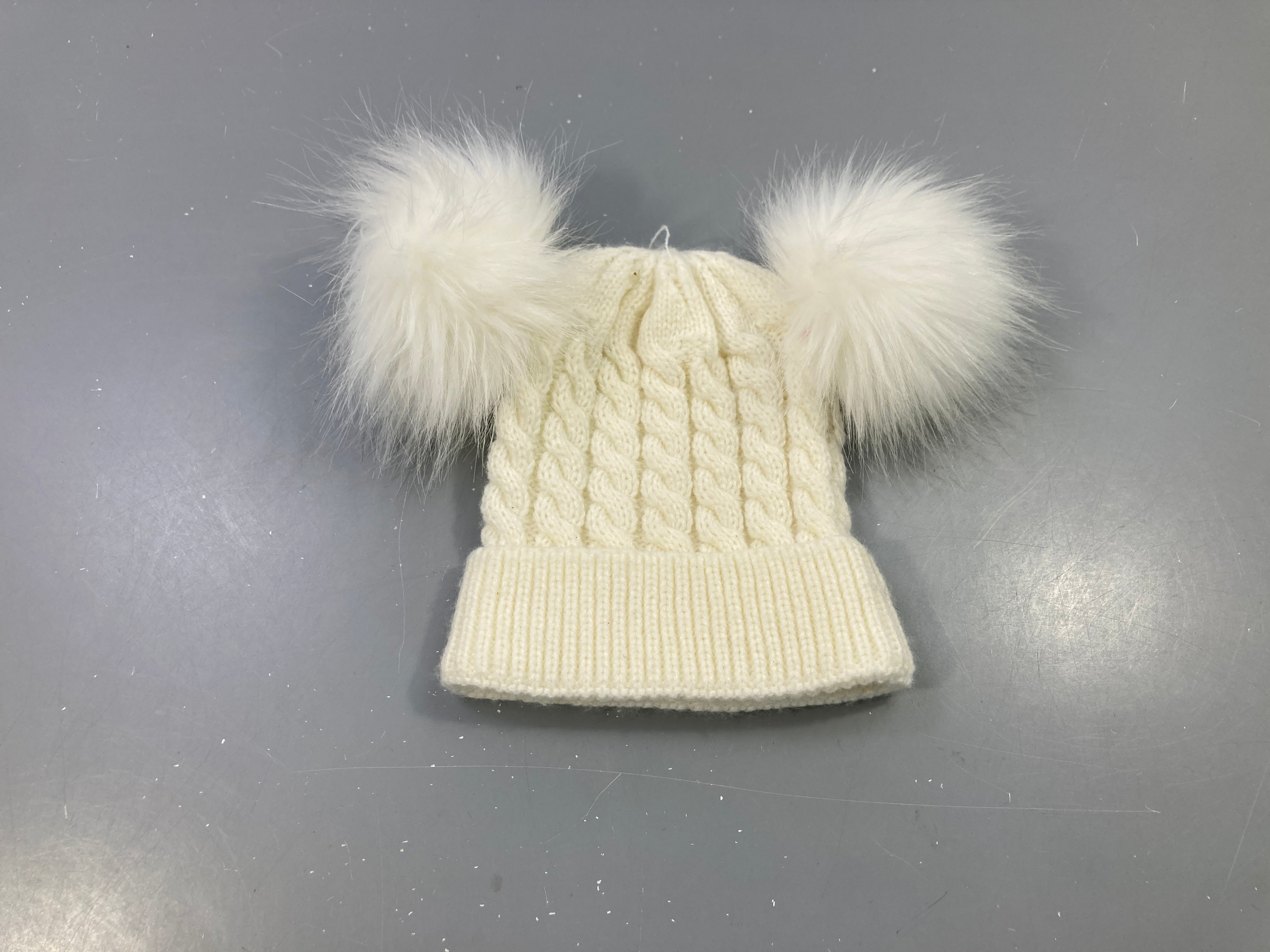 Bonnet fausse fourrure écru pompons
