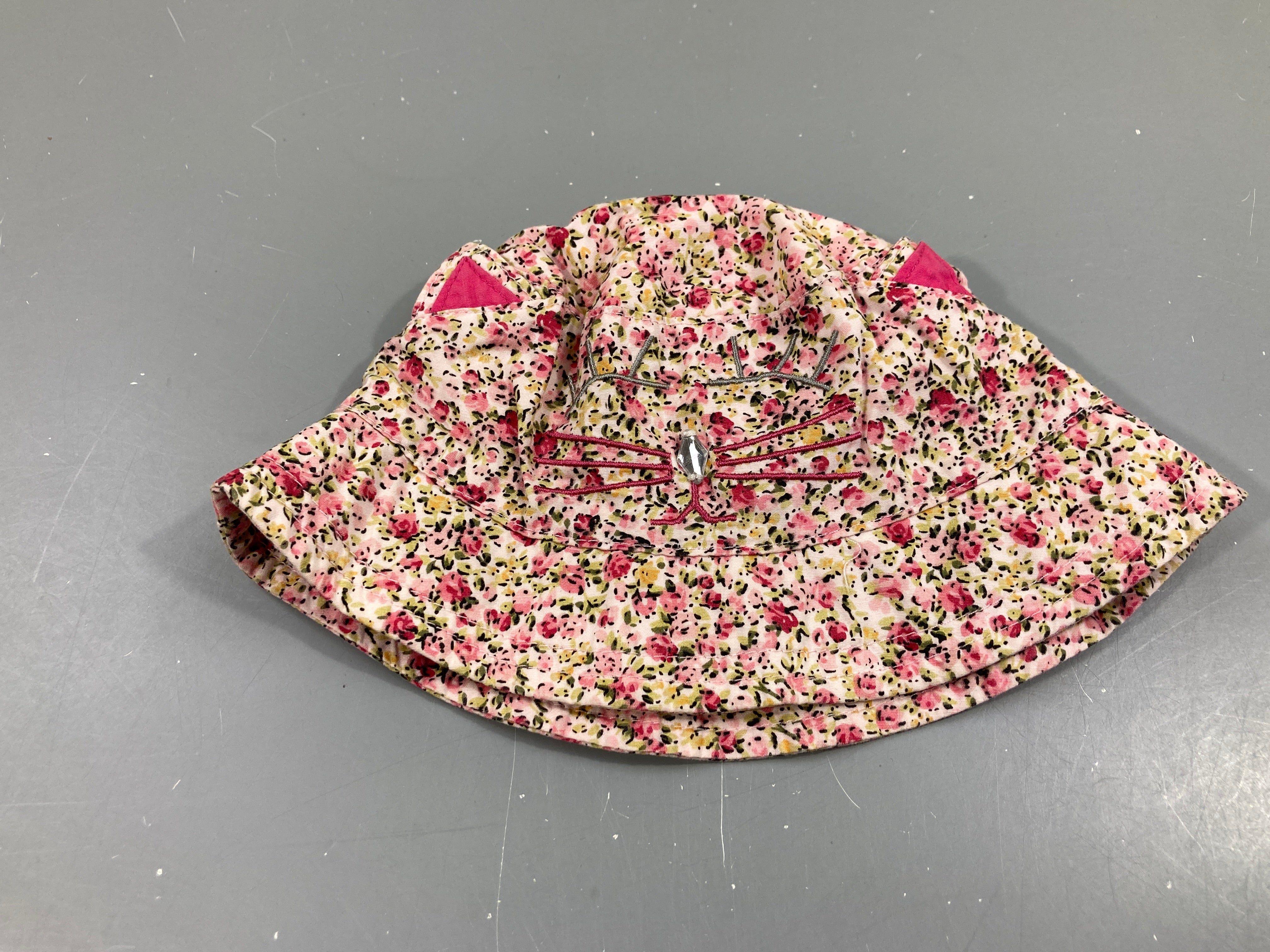 Chapeau blanc fleuri rose chat