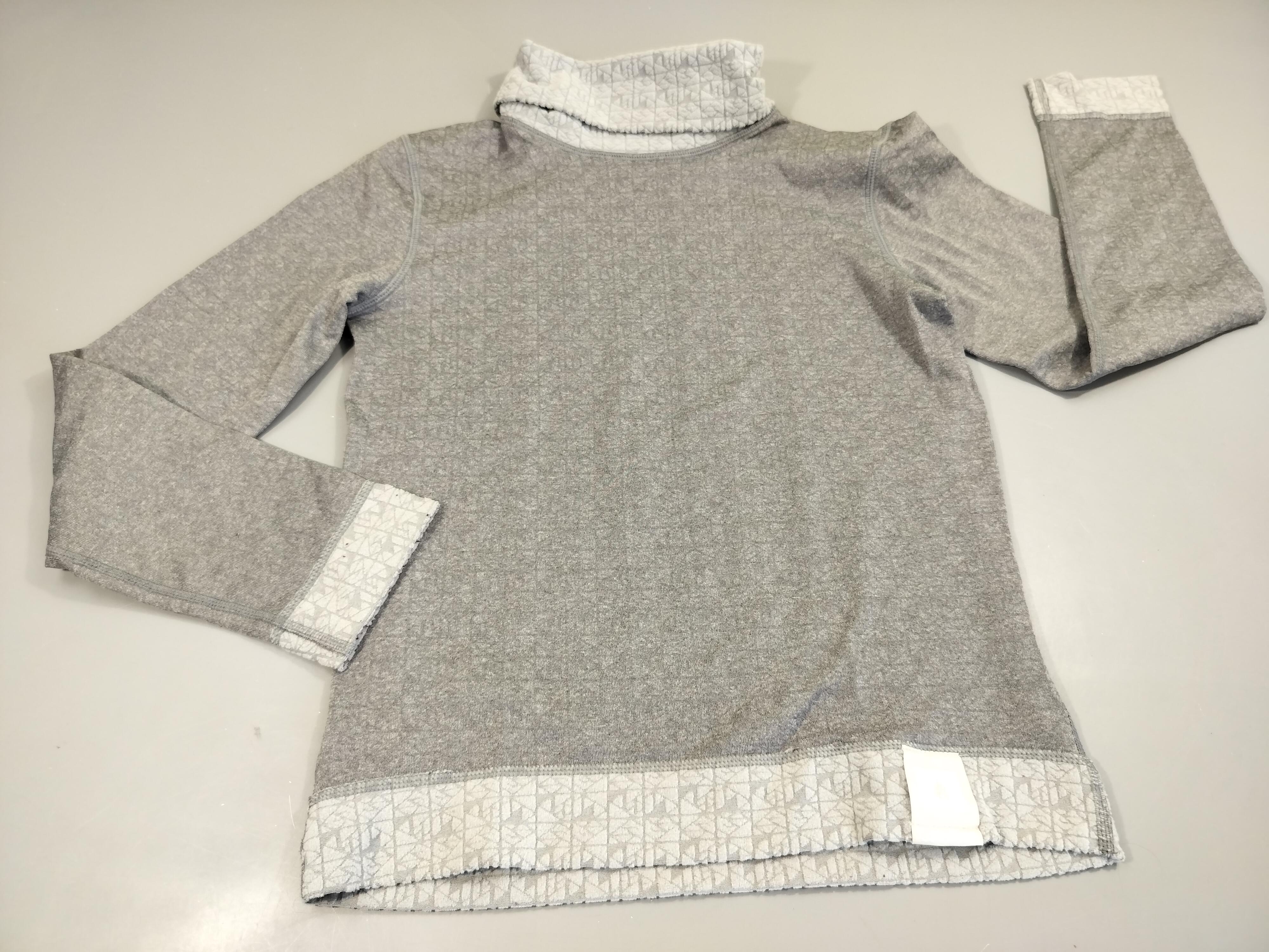 T-shirt m.l col roulé gris texturé. Pas de taille indiquée, estimée 14a