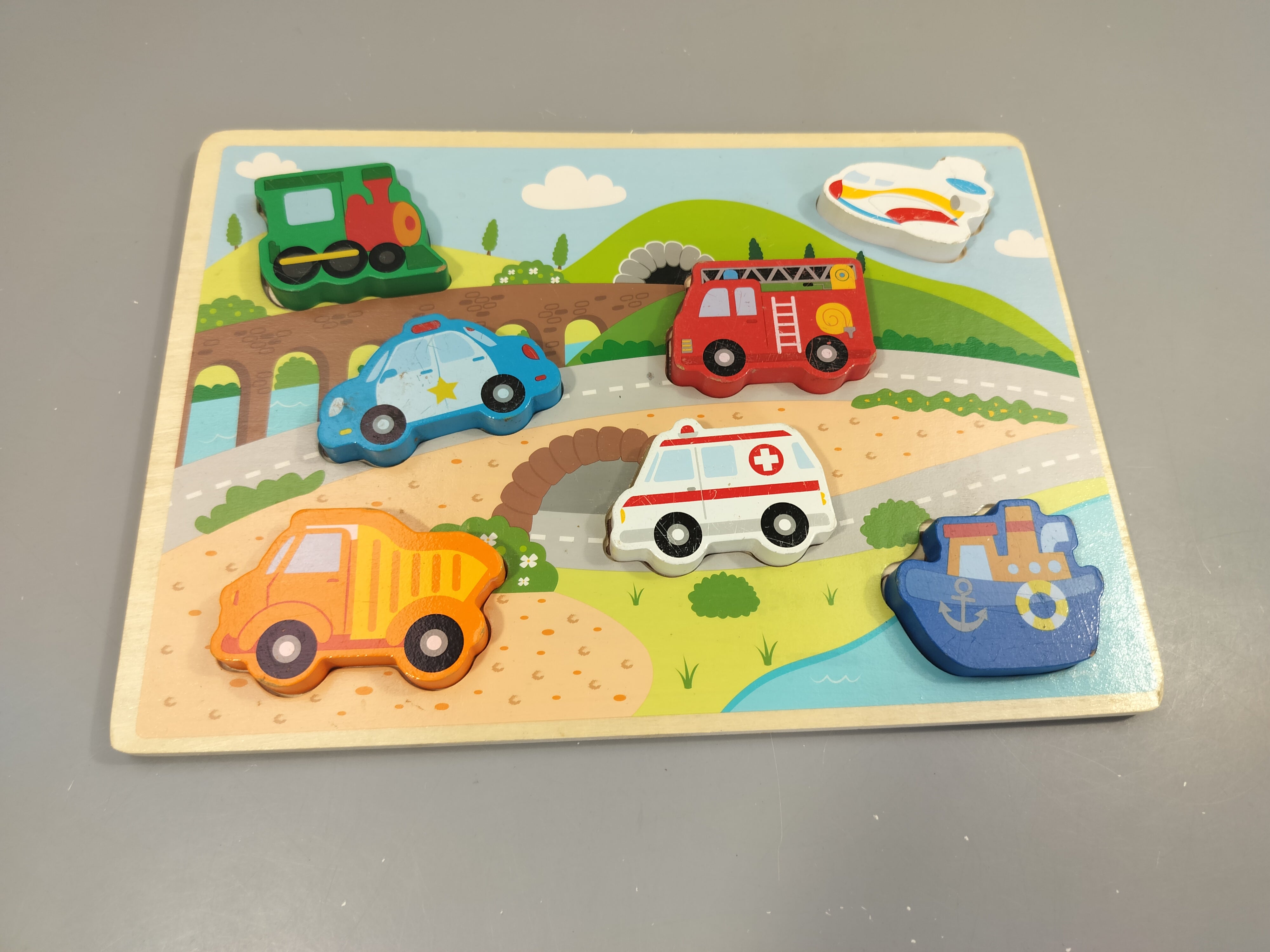 Puzzle en  bois véhicules (ambulance, bâteau,...)