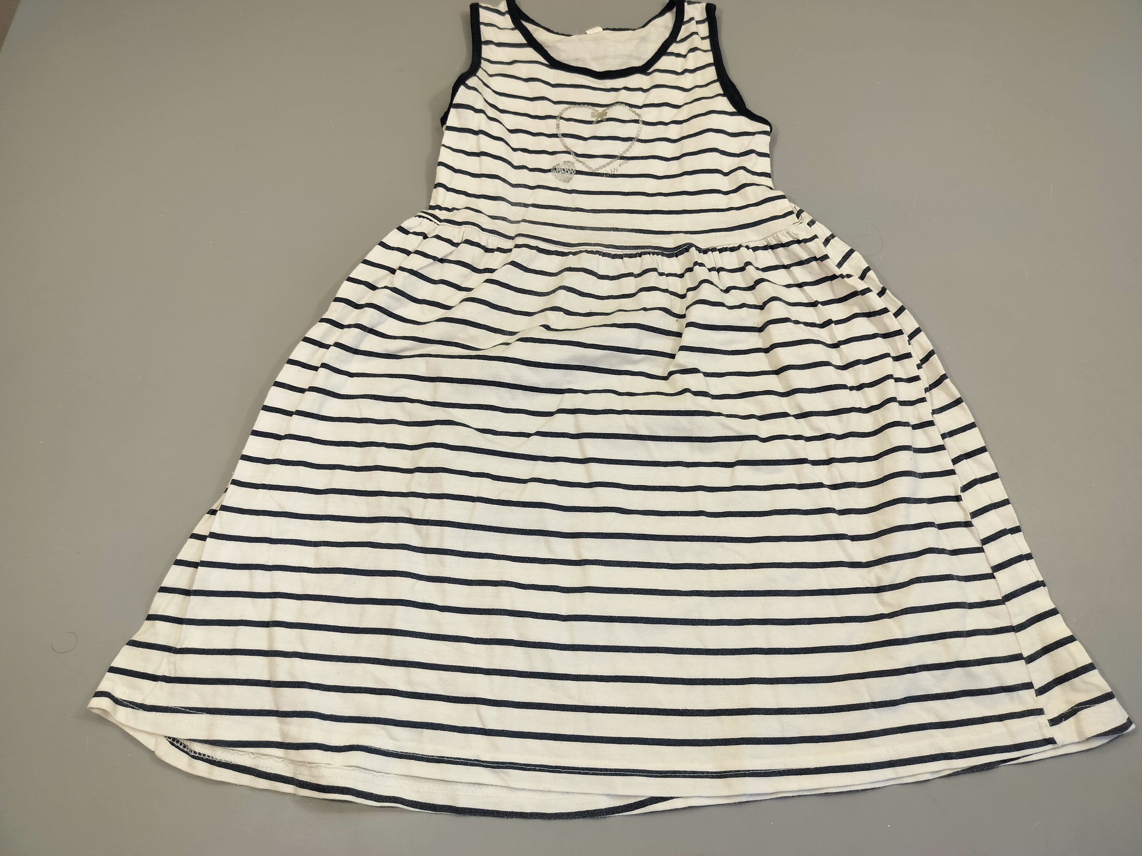 Robe s.m blanche rayé bleu marine , coeur argenté