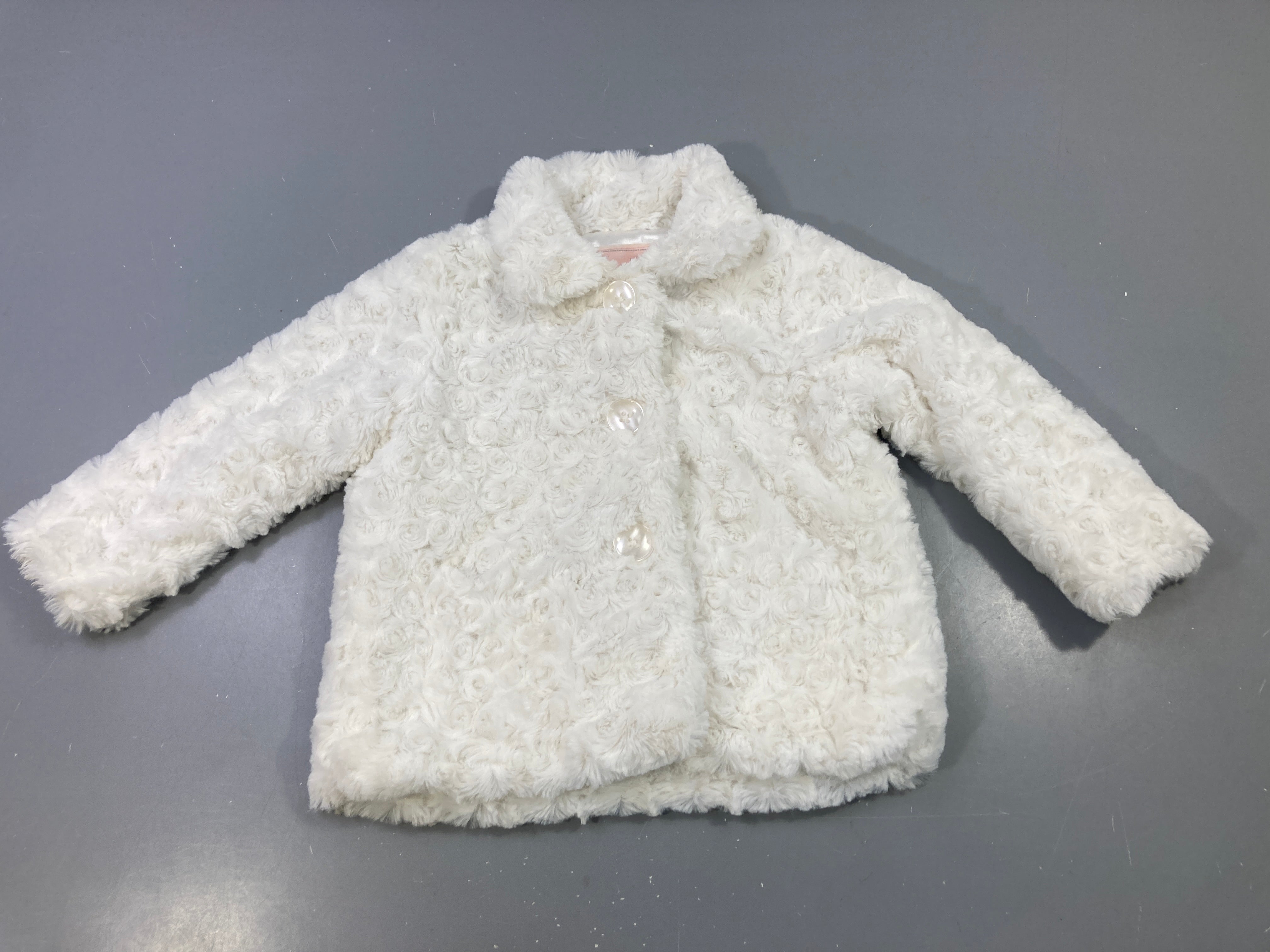 Manteau fausse fourrure blanche boutonné