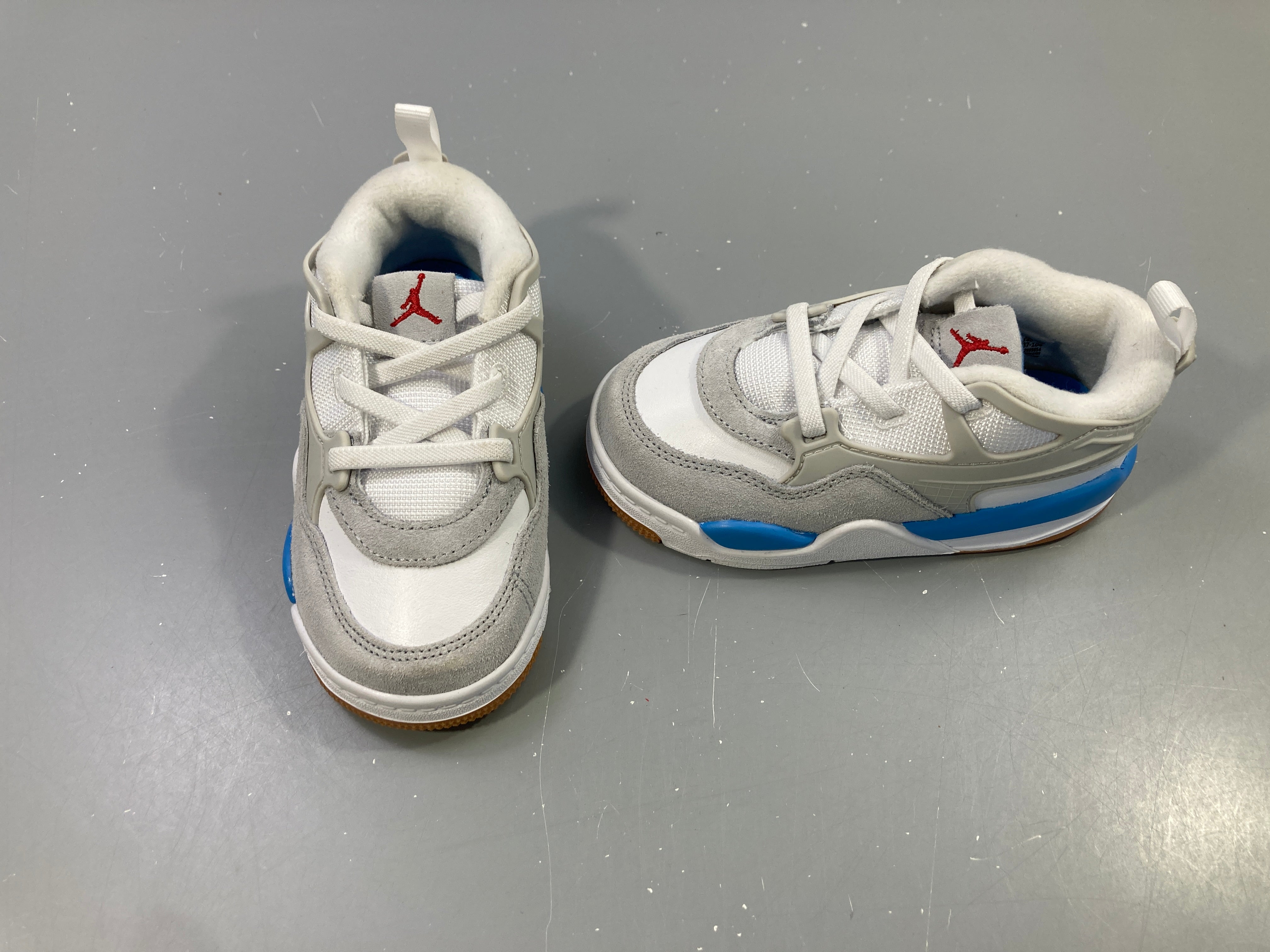 Baskets grises blanches bleues lacets