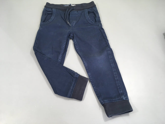 Pantalon carrot bleu marine, légèrement décoloré, moins cher chez Petit Kiwi
