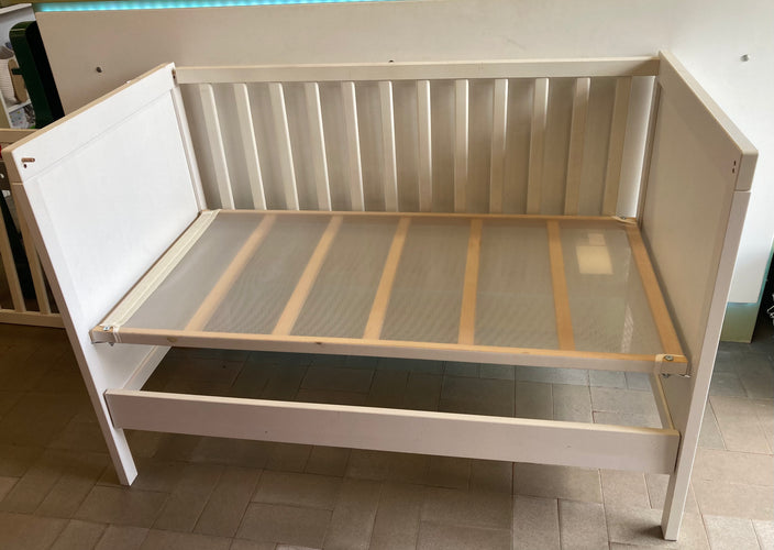 Lit à barreaux Ikea blanc modulable, Sundvik, bords abîmés, moins cher chez Petit Kiwi