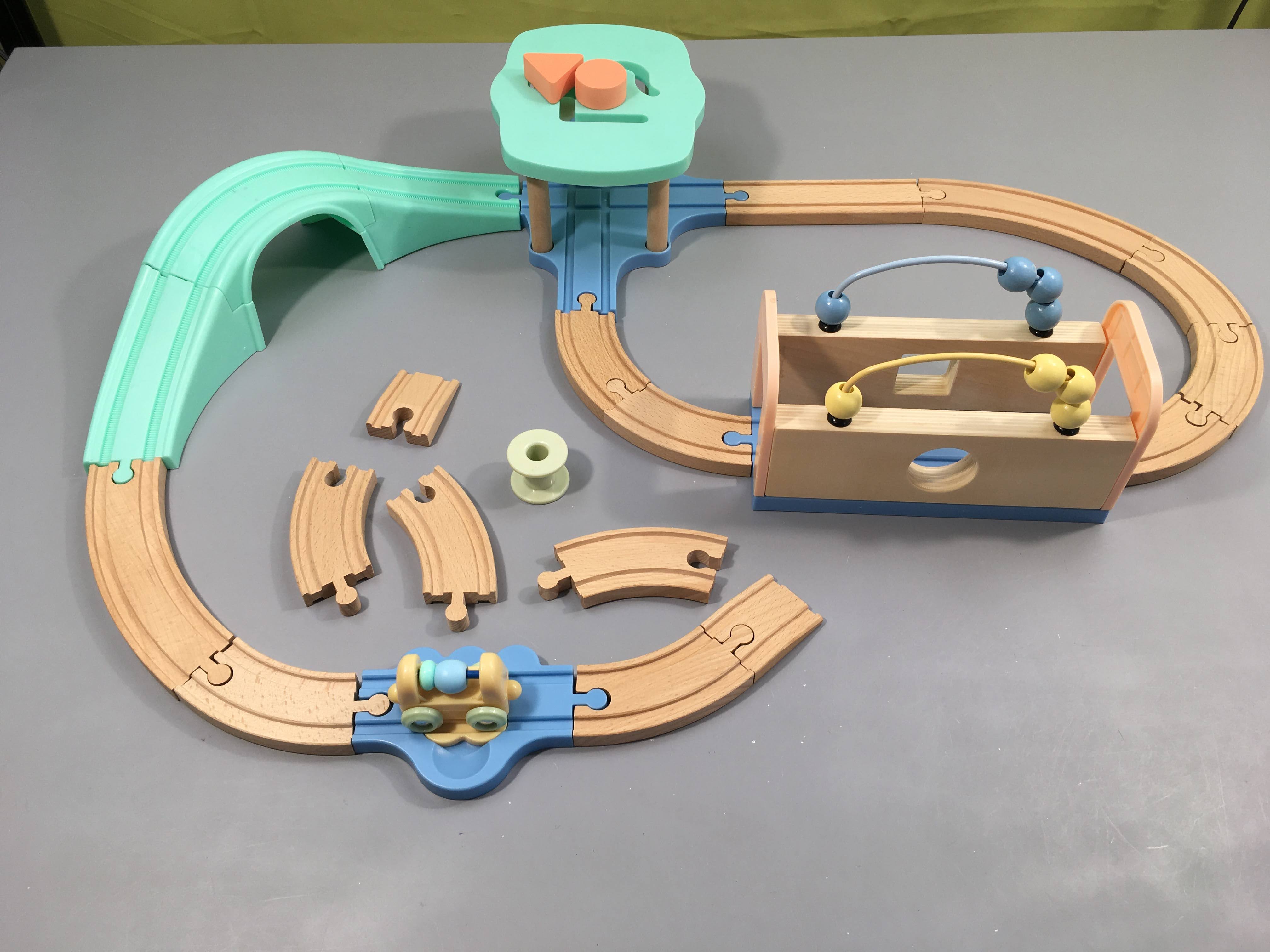 Mon premier chemin de fer en bois aldi, manque 2 wagons