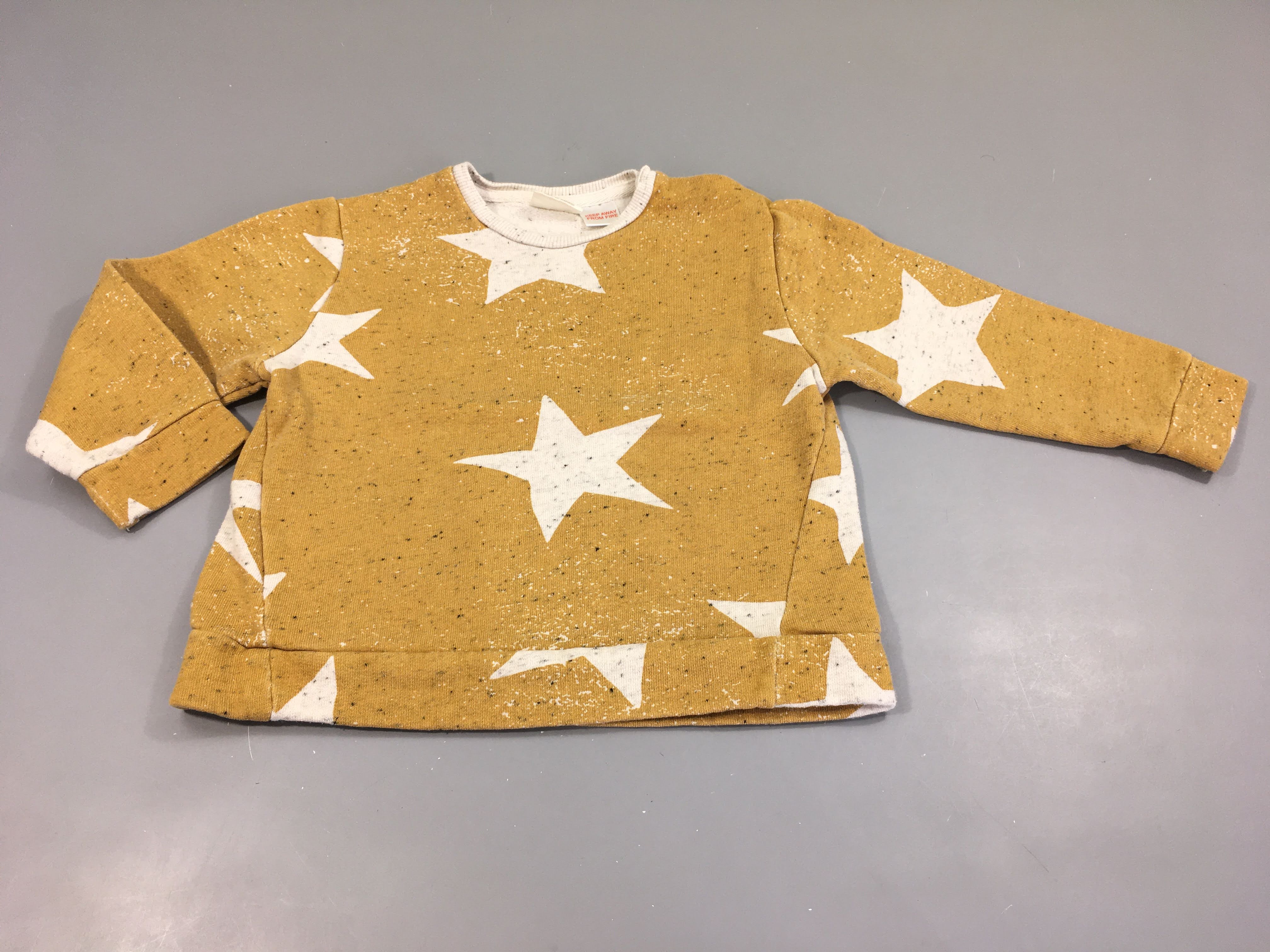Sweat ocre étoiles blanches