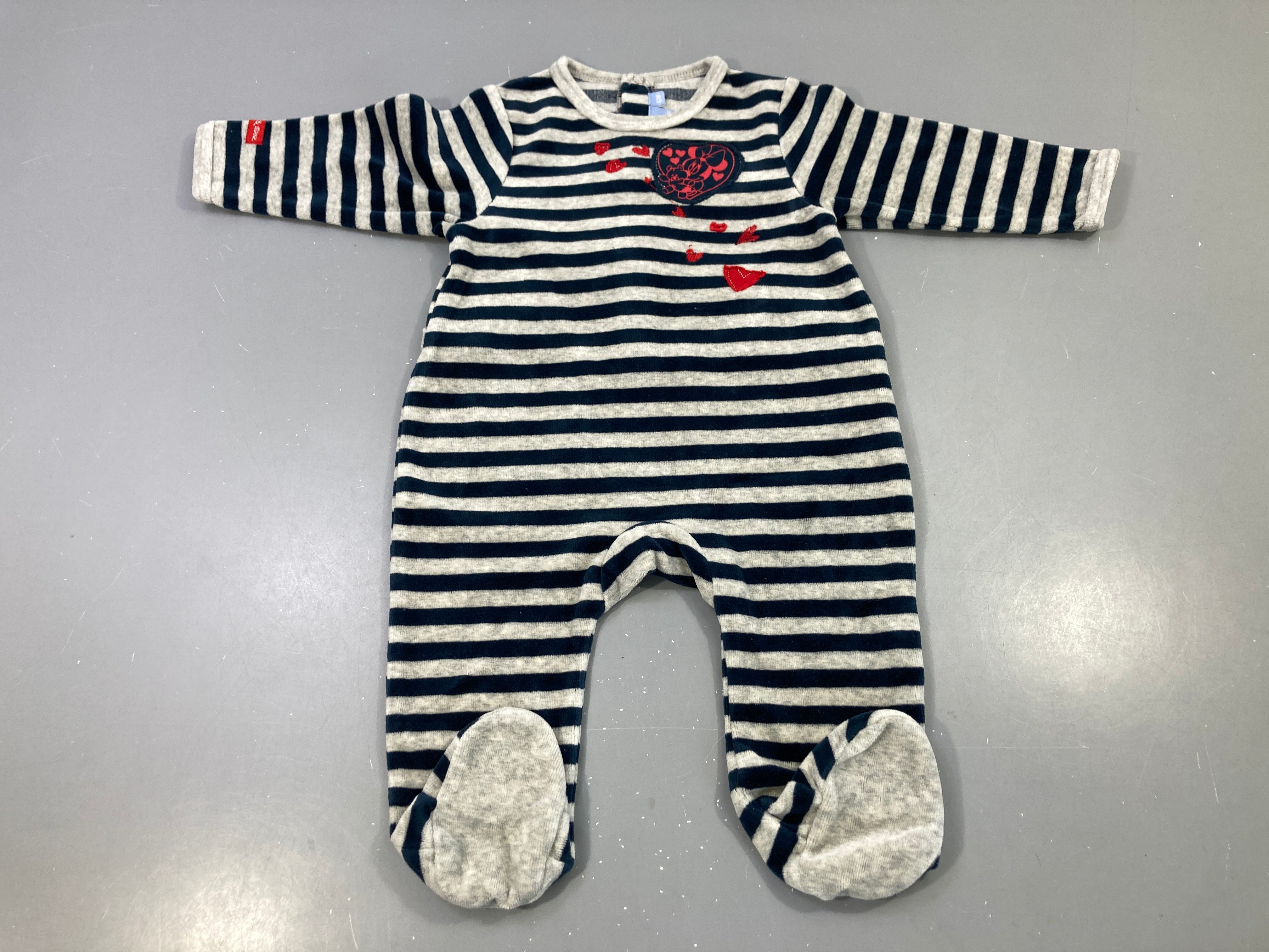 Pyjama rayé gris/marine, coeur Minnie brodé, taches coeurs rouges
