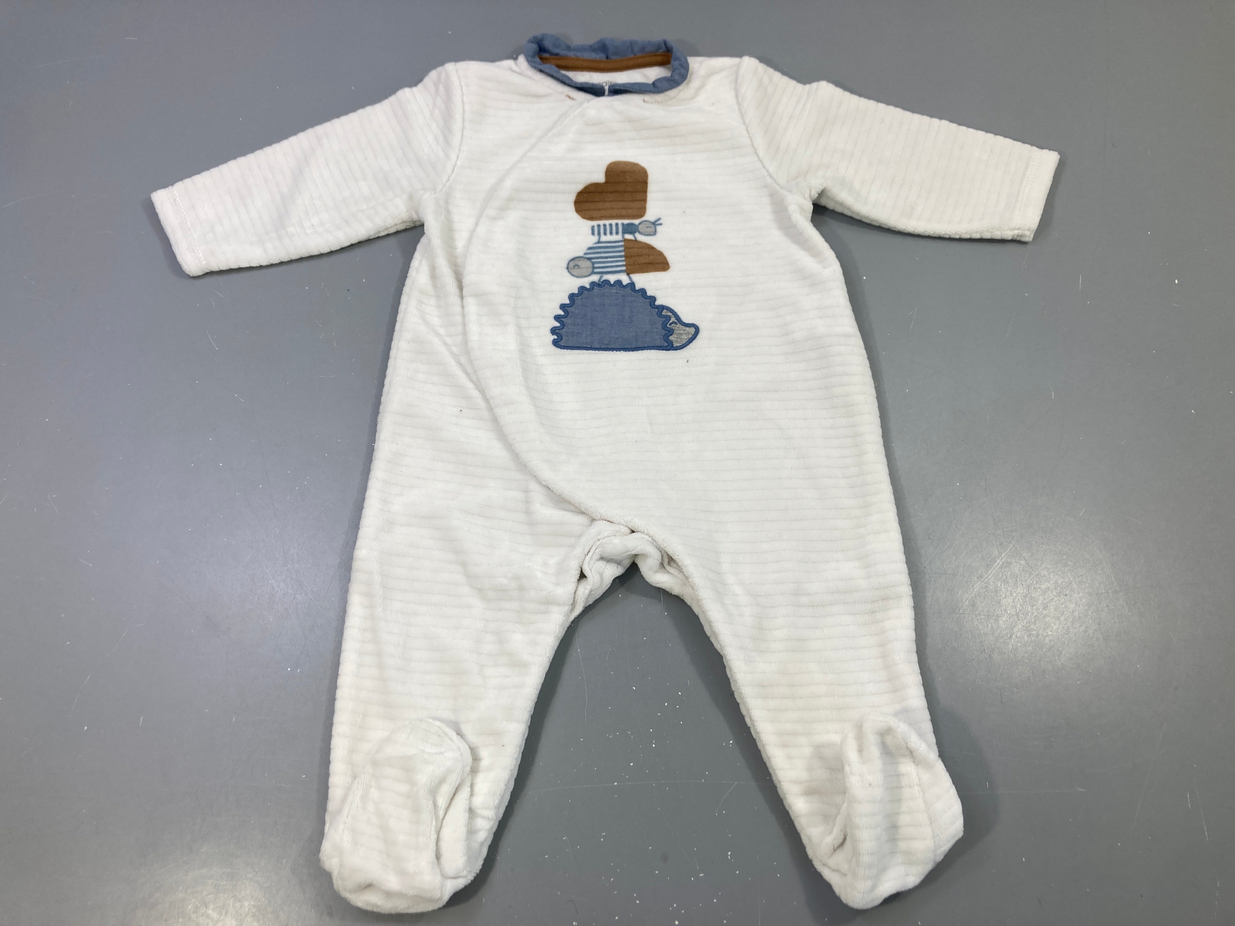 Pyjama écru côtelé, hérisson brodé, col bleu jean