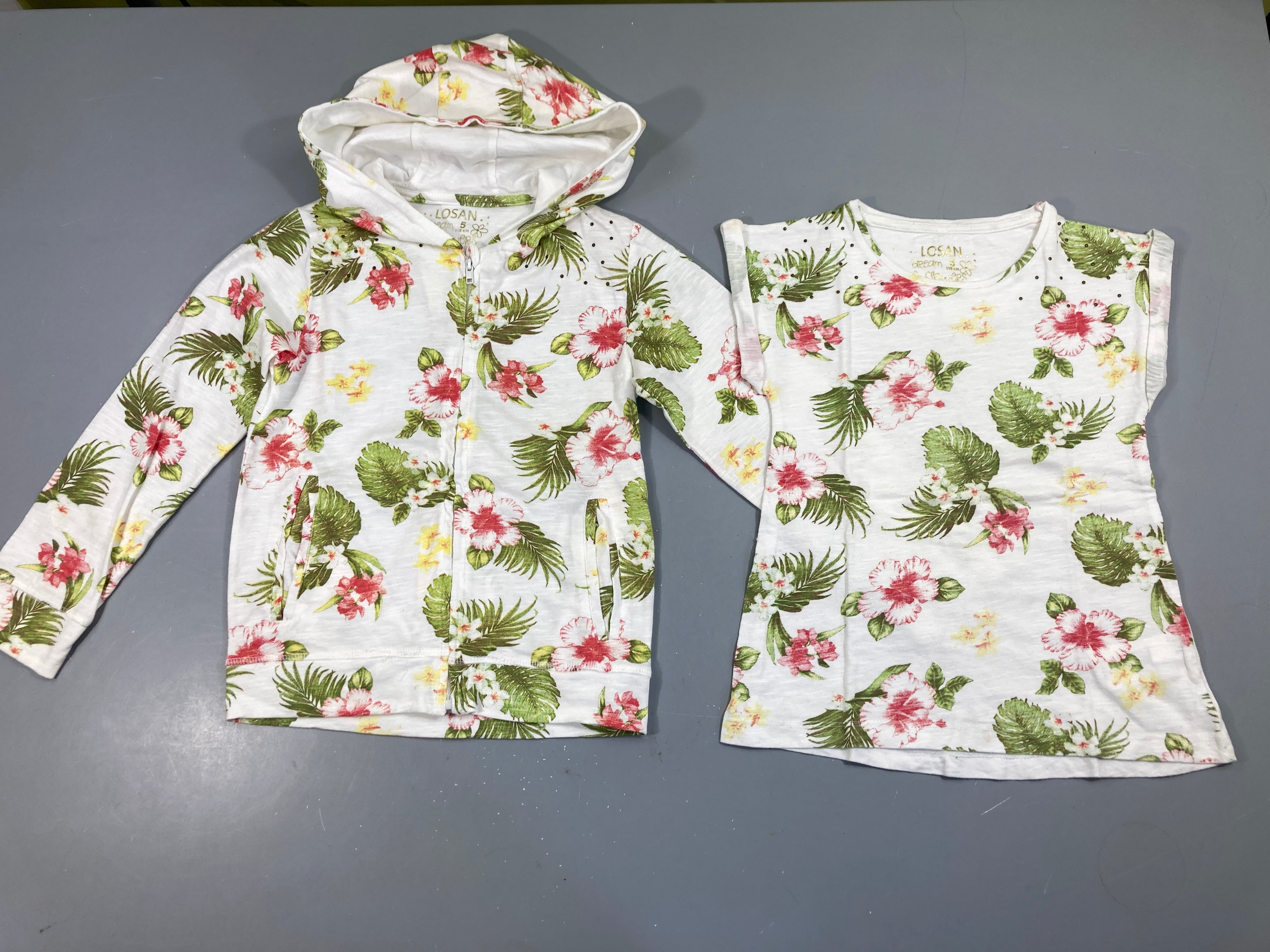 Sweat zippé à capuche blanc fleuri + T-shirt m.c