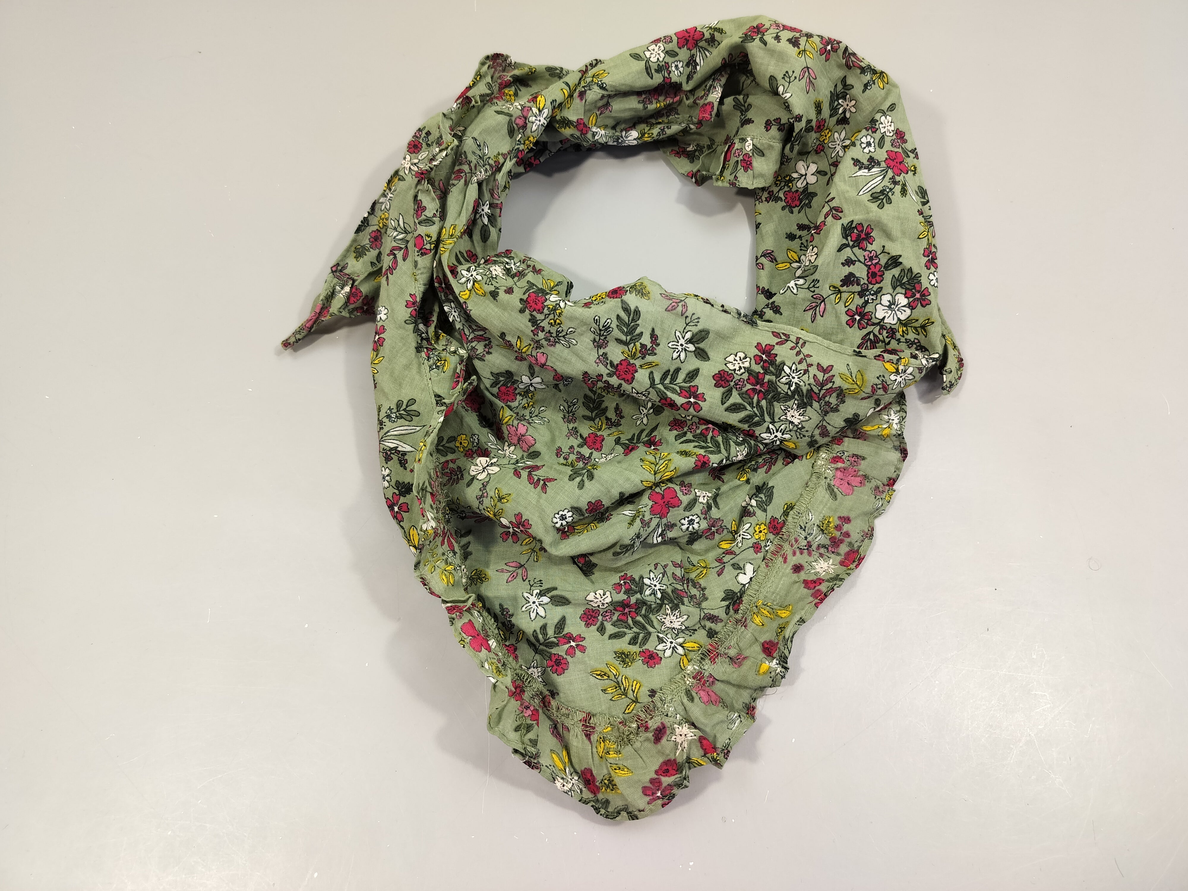Foulard kaki , fleurs blanches, bordeaux,...100% coton