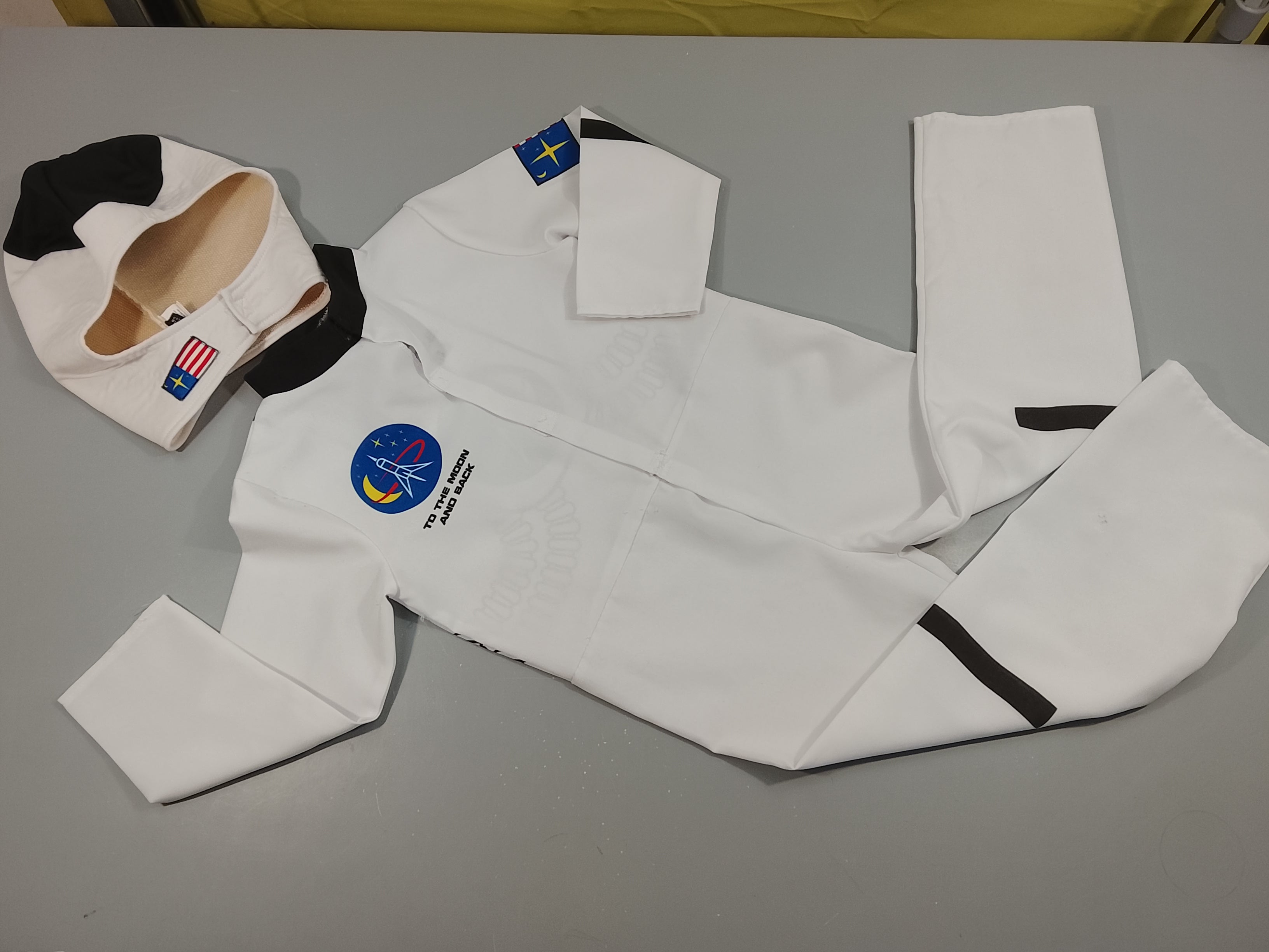 Déguisement d'astronaute avec cagoule. Petite tache noire