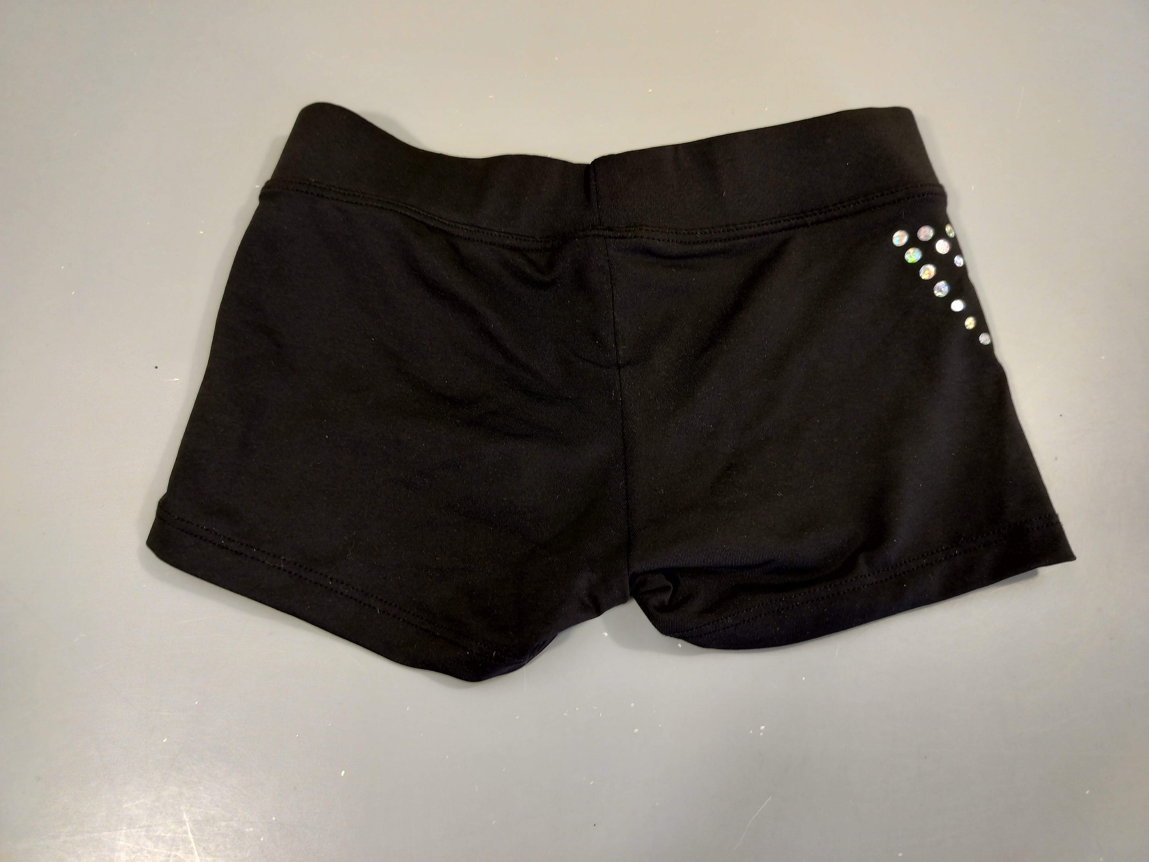 Short de sport noir , effet strass. Pas de taille indiquée, estimée 6a