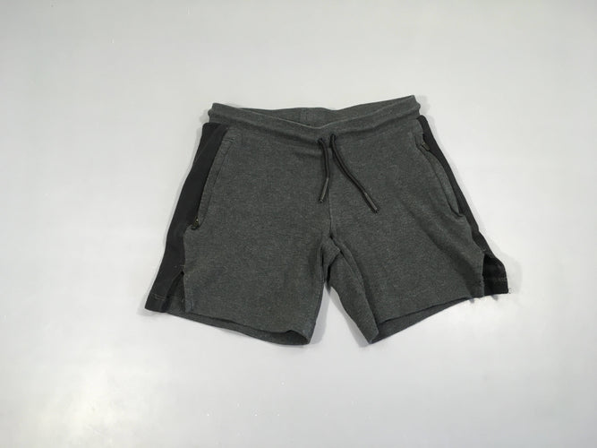 Short de sport molleton gris foncé bandes latérales noires zip poches, moins cher chez Petit Kiwi