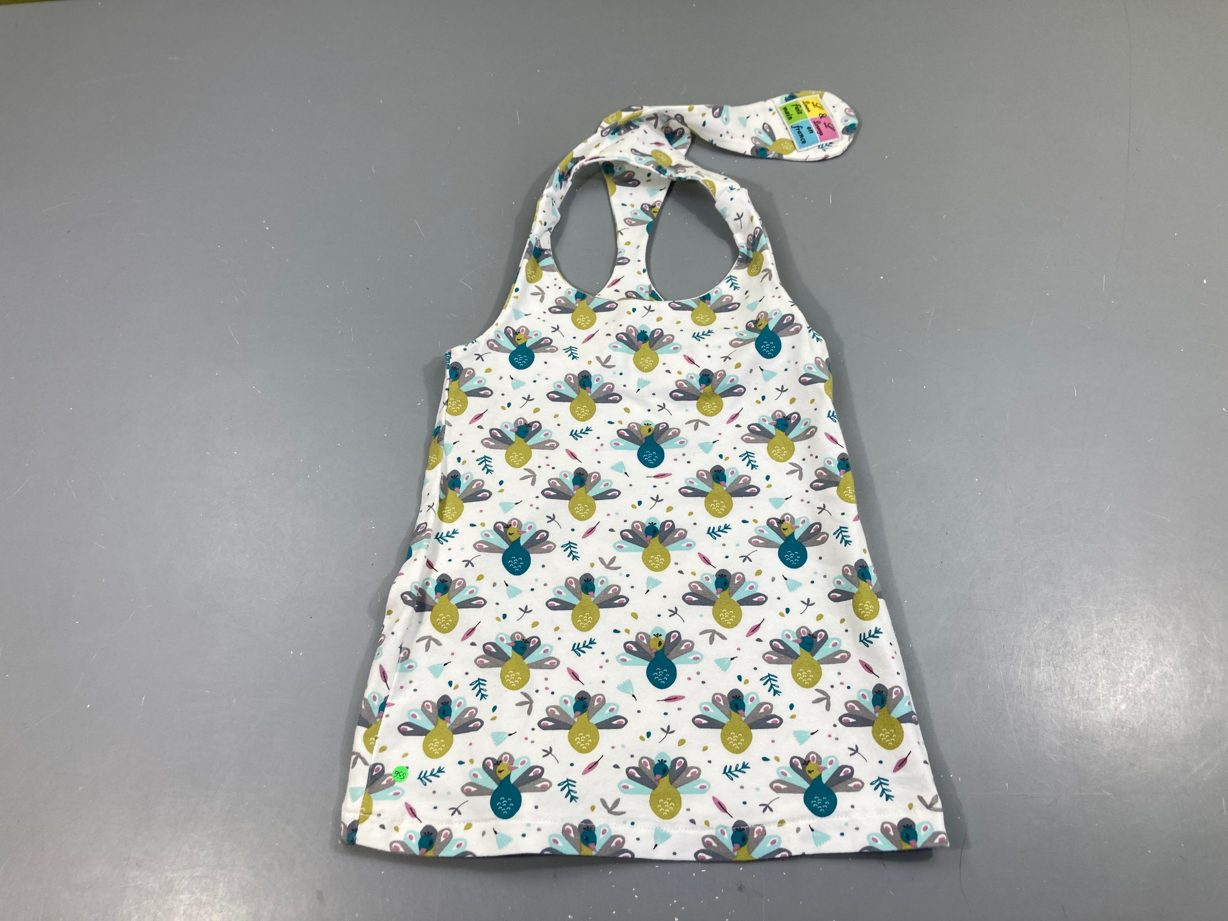 Robe s.m jersey blanche paons (taille estimée, pas d'étiquette)